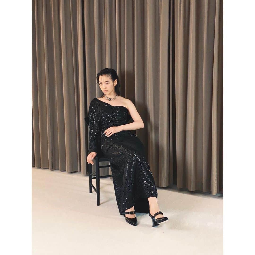 のん（能年玲奈）さんのインスタグラム写真 - (のん（能年玲奈）Instagram)「前は、黒の服はあまり似合わなかったけど、最近はいい感じになってきた気がしている。 スパンコールのドレス最高👗気分が上がる。 フィガロの撮影時のオフショット。  #madamefigarojapon #フィガロジャポン」6月17日 0時14分 - non_kamo_ne