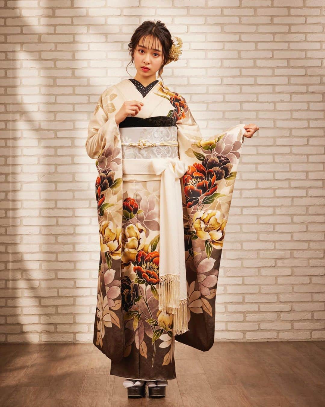 藤岡舞衣さんのインスタグラム写真 - (藤岡舞衣Instagram)「Part.2🌸 * * 撮影で着た中で、私は橙色のお着物が一番お気に入りでした🥺 皆さんはどのお着物が好きですか?💞 * * #藤岡舞衣#振袖#着物#丸上#エルモ#Elmo #fashion#model#kimono#Japan#jc3#08」6月17日 8時37分 - mai_fujioka_official