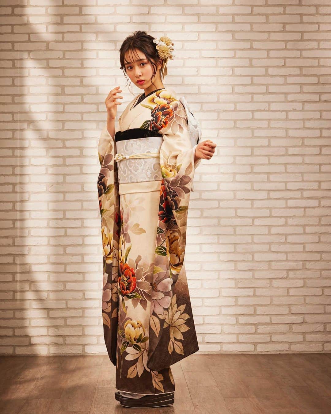藤岡舞衣さんのインスタグラム写真 - (藤岡舞衣Instagram)「Part.2🌸 * * 撮影で着た中で、私は橙色のお着物が一番お気に入りでした🥺 皆さんはどのお着物が好きですか?💞 * * #藤岡舞衣#振袖#着物#丸上#エルモ#Elmo #fashion#model#kimono#Japan#jc3#08」6月17日 8時37分 - mai_fujioka_official