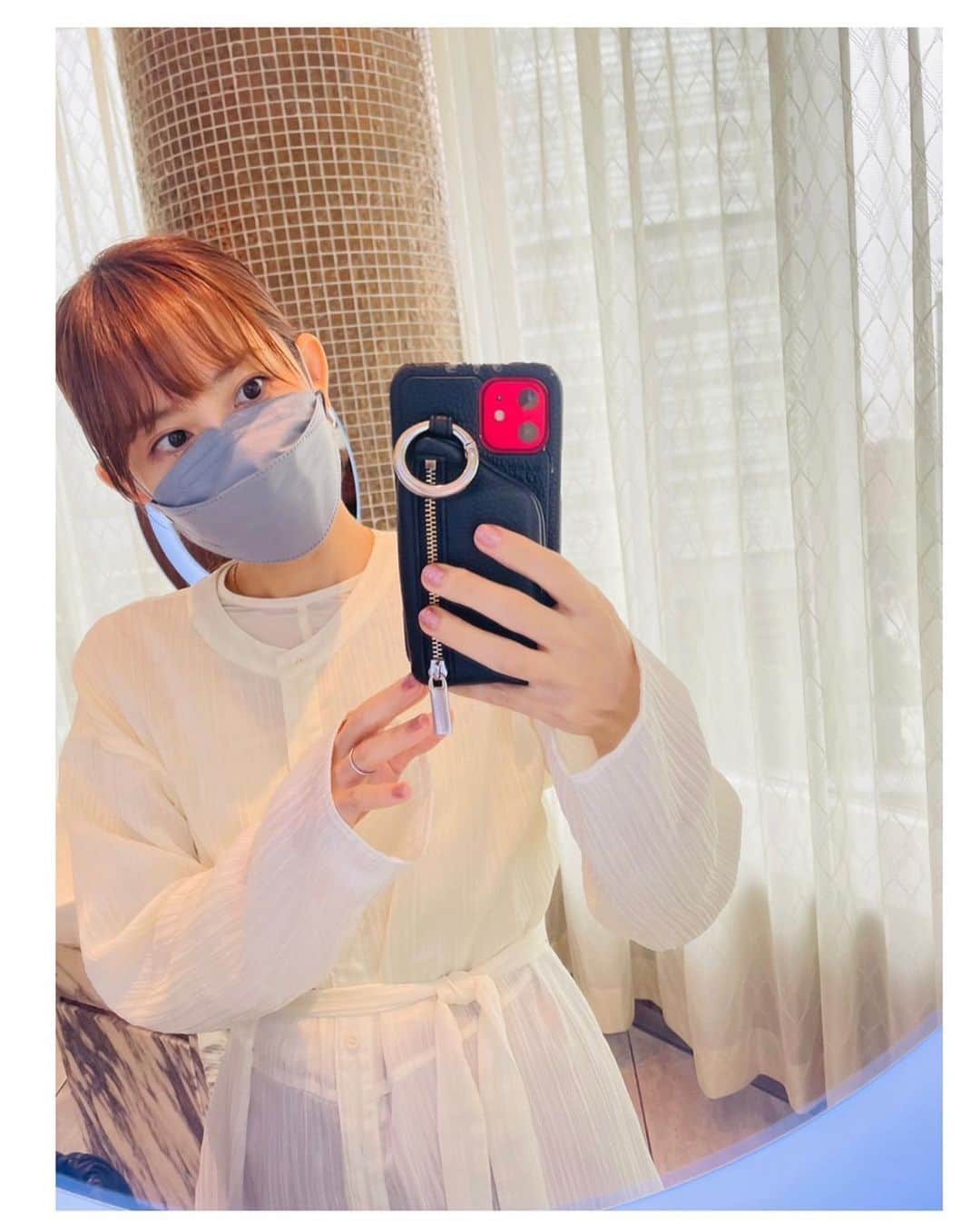 市川由衣さんのインスタグラム写真 - (市川由衣Instagram)「. はろー ⁡ 今週のIMAでは、お肌ケアのお話をしました🫣✨ ⁡ 私は中学生の頃からニキビに悩まされ続け、かれこれ20年以上何軒の皮膚科にいったか🥹 表に出る仕事なので綺麗でいなければ迷惑をかけてしまうし、自分も本当に辛いので😭 お金も時間もかけて😭必死でいろんなものを試してきました。 今も悩みはつきませんが、インナーケア+自分に合うものみつけ、ホームケアをしていたらだいぶ変わってきたので紹介したいと思います。 お肌の悩みは根深いので少しでも悩んでる人にシェア出来ればと。 写真は🚻にビューティーライト付きのミラーがあったので撮ってみましたw ⁡ ⁡ よかったらお耳を拝借〜👂✨✨✨✨ ⁡ #moisteane  @artistspoken_i.m.a  #IMA #Podcast ⁡」6月17日 9時46分 - yui_ick