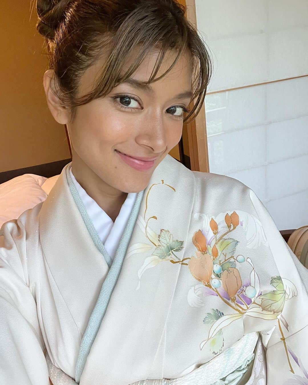 ローラさんのインスタグラム写真 - (ローラInstagram)「京都にある、お着物ウライさんにご挨拶にお伺いしたら、とても素敵なサプライズをしてくれたよ^o^びっくりをして心臓がすごくドキドキしたよ〜♥️ みんなの明るいエネルギーで、すごく元氣がでちゃった✨　  いつも、ありがとう🙏☺️  わらび餅、美味しかったかな❓🙌🌱🍵  また遊びにくるね^o^🇯🇵  When I visited Kimono Urai in Kyoto for my meeting, they gave us a wonderful surprise^o^ My heart was pounding so fast~♥ Thank you Urai for your beautiful bright energy🙏 And this the 9 years I've been working with you♥️ Arigatoo!!  Did you like the Warabi-mochi I brought❓🍡  I'll come visit again soon!!bye bye♥️」6月17日 9時59分 - rolaofficial