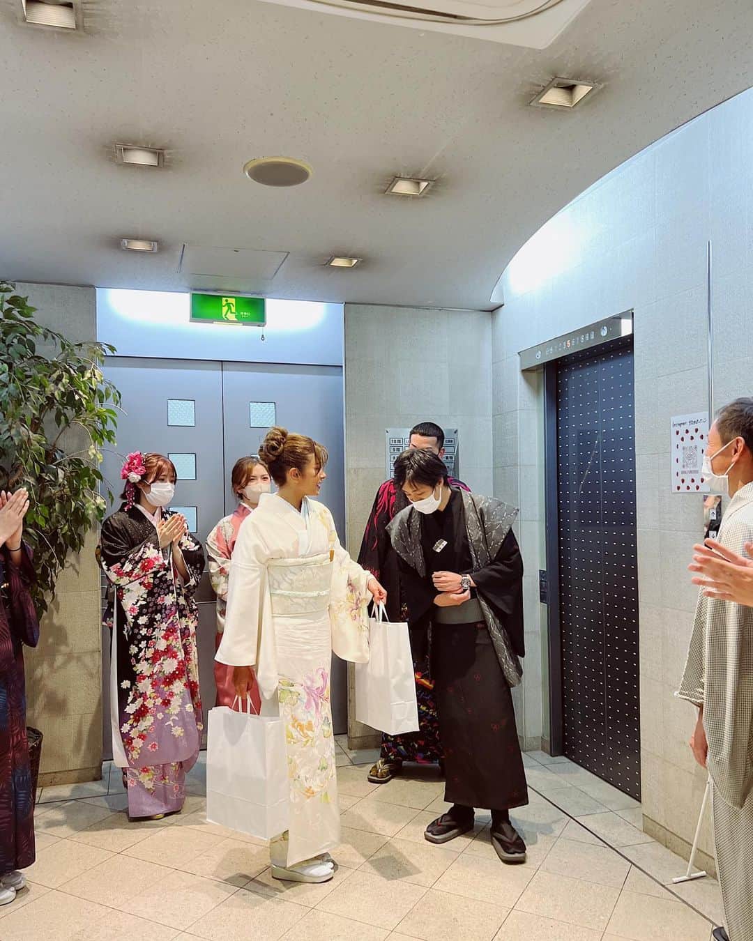 ローラさんのインスタグラム写真 - (ローラInstagram)「京都にある、お着物ウライさんにご挨拶にお伺いしたら、とても素敵なサプライズをしてくれたよ^o^びっくりをして心臓がすごくドキドキしたよ〜♥️ みんなの明るいエネルギーで、すごく元氣がでちゃった✨　  いつも、ありがとう🙏☺️  わらび餅、美味しかったかな❓🙌🌱🍵  また遊びにくるね^o^🇯🇵  When I visited Kimono Urai in Kyoto for my meeting, they gave us a wonderful surprise^o^ My heart was pounding so fast~♥ Thank you Urai for your beautiful bright energy🙏 And this the 9 years I've been working with you♥️ Arigatoo!!  Did you like the Warabi-mochi I brought❓🍡  I'll come visit again soon!!bye bye♥️」6月17日 9時59分 - rolaofficial
