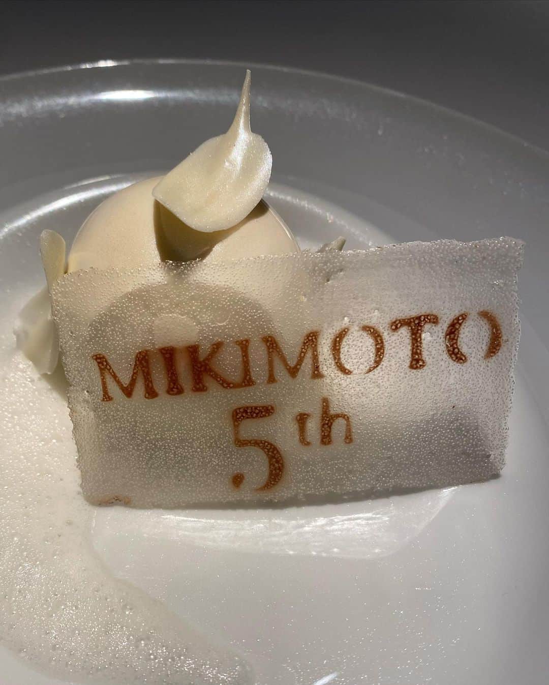 桐山マキさんのインスタグラム写真 - (桐山マキInstagram)「. . .  GINZA MAIN STORE 5th Anniversary. @official_mikimoto   真珠ってステキですよね♡ MIKIMOTOさんの イヤーカフをダブル付け🫶🏻 してお邪魔しました。  パールつきのは 友人からお誕生日プレゼントで頂いたもの🦪 M collection は、こないだの天赦日に 自分で購入しに行ったもの。  美しく質の良いステキなパールジュエリーを 一生みてたいと思う♡  美味しいご馳走頂き 幸せな時間でした✨ #japan #Perl #MIKIMOTO #jewelry #earcuff  #5th #anniversary  #beautiful  #ginza #ミキモト #真珠 #質の良い美しいもの #一生みてたい #パールジュエリー #イヤーカフ #銀座本店 #5周年記念 #おめでとうございます  #㊗️」6月17日 10時13分 - maki_kiriyama