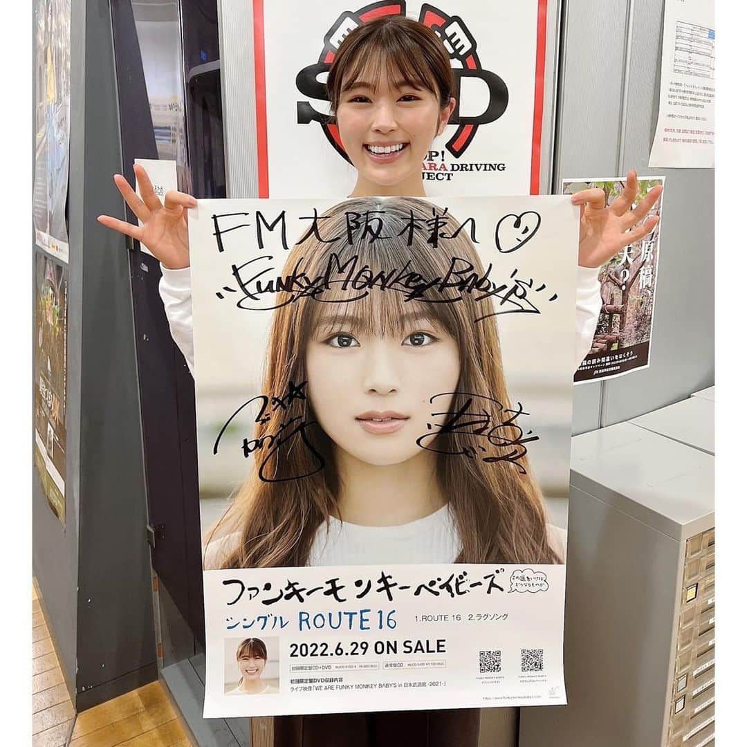 渋谷凪咲さんのインスタグラム写真 - (渋谷凪咲Instagram)「発見致しました🫡！  ファンモンさんのサイン入りポスター🌼 私の顔がこんなに、ドドドンと！うれしいなあ☺️  #ファンキーモンキーベイビーズ さん #ROUTE16 #6月29日発売 #いまお近くにスケジュール帳があるのならばぜひ #CD買いに行く！（初回限定版と通常版どっちも！） #と書いて頂ければ本望です🙏 #渋谷凪咲」6月17日 12時05分 - nagisa_nikoniko