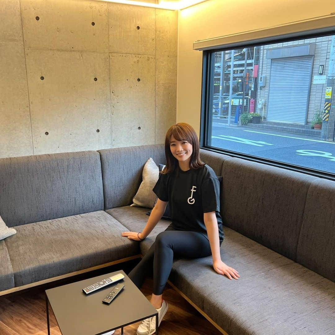 川村茉由さんのインスタグラム写真 - (川村茉由Instagram)「今回はシュミレーションで コースを回ってみた🏌️‍♀️ ん〜まだまだだなぁ😂！！ 安定はしてきてるけど🥺 もっと頑張りたい！ 今回の課題…  ☆フィニッシュで止まる ☆クラブの重みを感じるくらい、 力はいれないで。 クラブに任せる😉  あぁ、またちゃんと 練習すると楽しいなぁゴルフ⛳️  flapgolfはグローブだけ 持っていけば、あとは服に シューズ、クラブまで 全部レンタルできる🥺 身軽で行けて嬉しい✌️  #golf #flapgolf #インドアゴルフ #シュミレーションゴルフ #ゴルフ #ゴルフ女子」6月17日 12時24分 - mayupi_k