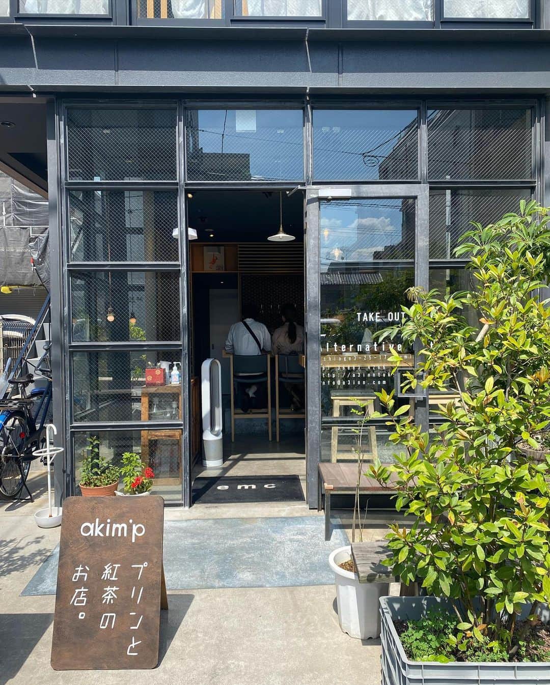 尾台彩香さんのインスタグラム写真 - (尾台彩香Instagram)「. . 🏠akim’p 📍東京都墨田区押上3-25-17 . よだれ出そうになる動画あるから見てね🤤💗  話題沸騰！！ 豆腐のような四角いプリンと紅茶を楽しめるカフェ☕ ( @akimp_official ) . ☑ ブリュレプリン 550円 ≫ 一口食べたら衝撃！！！ なめらか&ねっとり食感🤤💗 濃密で濃厚！チーズの味がしっかりしてます👏  目の前でカリッカリに炙ってもらえます🔥 カラメルはビターで大人な味💭  プリンは何ヶ月も試作を重ねて作り上げた至極の逸品らしいです🍮 . ☑チャイミルクティー 385円 ≫甘さすっきりで飲みやすい！！ チャイが苦手な人でも、そんなにチャイが強くないからおすすめできるかも✌ プリンとよく合う〜💘 . こちらのお店は間借りで営業しています🌟 押上での店舗営業は7月末まで🗓 その後は別の場所での営業になるらしいので、今のうちに😳💨  座席が少ないのと、プリンは売切れ次第終了してしまうので早い時間に行くのがおすすめです！ . 【営業時間】 11:00〜16:30 定休 月曜日 . #akimp #プリン #ぷりんはのむ時代 #ブリュレ #カラメル #東京カフェ #押上 #押上カフェ #スイーツ #カフェ #ビジマーケ #さやかの食べログ #カフェ巡り#女優 #モデル #ショートヘア  #ファッション #オシャレ #メイク #tokyo #hair #model #makeup #short #fashion #girls #instagood #pr #photography #尾台彩香」6月17日 12時26分 - colorful0226
