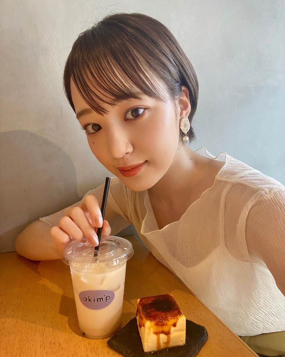 尾台彩香さんのインスタグラム写真 - (尾台彩香Instagram)「. . 🏠akim’p 📍東京都墨田区押上3-25-17 . よだれ出そうになる動画あるから見てね🤤💗  話題沸騰！！ 豆腐のような四角いプリンと紅茶を楽しめるカフェ☕ ( @akimp_official ) . ☑ ブリュレプリン 550円 ≫ 一口食べたら衝撃！！！ なめらか&ねっとり食感🤤💗 濃密で濃厚！チーズの味がしっかりしてます👏  目の前でカリッカリに炙ってもらえます🔥 カラメルはビターで大人な味💭  プリンは何ヶ月も試作を重ねて作り上げた至極の逸品らしいです🍮 . ☑チャイミルクティー 385円 ≫甘さすっきりで飲みやすい！！ チャイが苦手な人でも、そんなにチャイが強くないからおすすめできるかも✌ プリンとよく合う〜💘 . こちらのお店は間借りで営業しています🌟 押上での店舗営業は7月末まで🗓 その後は別の場所での営業になるらしいので、今のうちに😳💨  座席が少ないのと、プリンは売切れ次第終了してしまうので早い時間に行くのがおすすめです！ . 【営業時間】 11:00〜16:30 定休 月曜日 . #akimp #プリン #ぷりんはのむ時代 #ブリュレ #カラメル #東京カフェ #押上 #押上カフェ #スイーツ #カフェ #ビジマーケ #さやかの食べログ #カフェ巡り#女優 #モデル #ショートヘア  #ファッション #オシャレ #メイク #tokyo #hair #model #makeup #short #fashion #girls #instagood #pr #photography #尾台彩香」6月17日 12時26分 - colorful0226