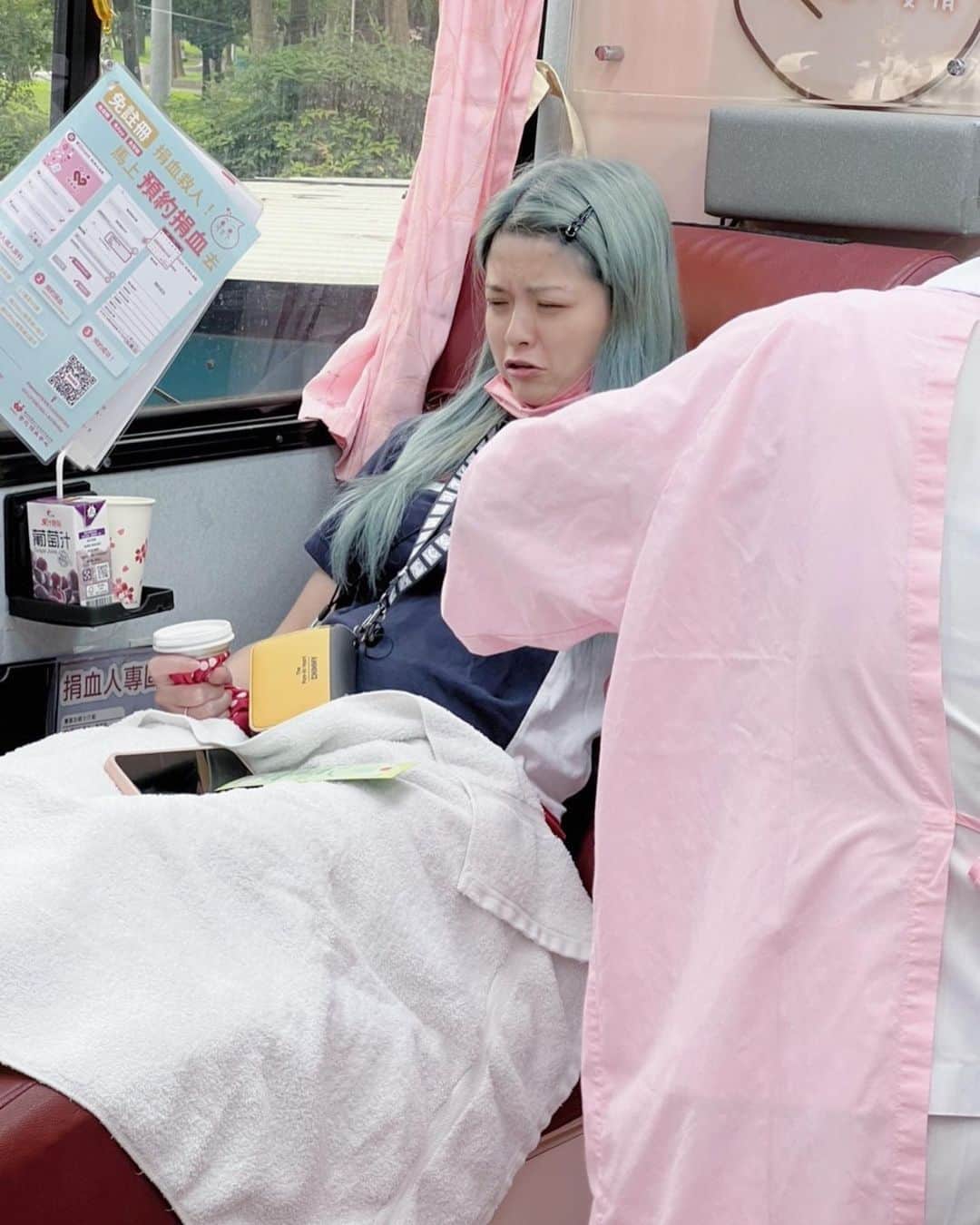 Jia Ju Jiangさんのインスタグラム写真 - (Jia Ju JiangInstagram)「捐血人 第二張示範什麼叫做樂極生悲 沒想到針頭這麼粗啊啊啊啊啊」6月17日 13時10分 - misa72600