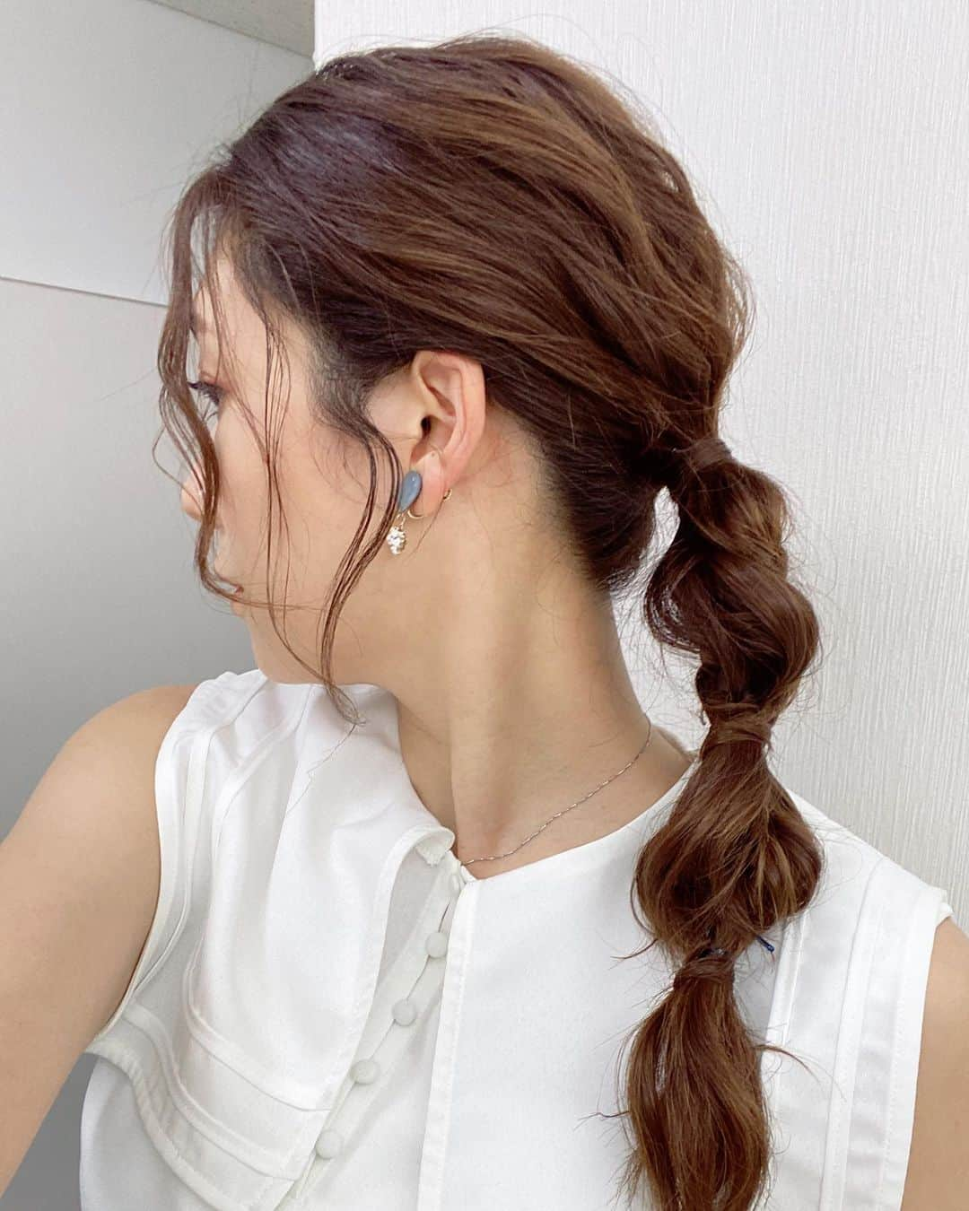 穂川果音さんのインスタグラム写真 - (穂川果音Instagram)「hairstyle  編み下ろしスタイルだよ〜  earring→ @e_l.byloretta   #ヘアアレンジ　#ヘアスタイル　#編み下ろし　#イヤリング　#hairstyle #hairarrange #earrings #まとめ髪　#編み下ろしアレンジ　#前髪アレンジ 　#6月コーデ　#梅雨コーデ　#おしゃれっぽ #アナウンサーコーデ  #アベプラ　#お天気キャスター」6月17日 13時46分 - hokawakanonn