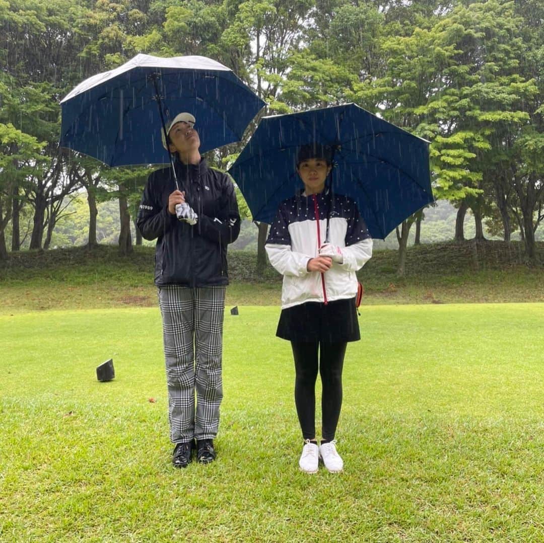 潮田玲子さんのインスタグラム写真 - (潮田玲子Instagram)「雨女はどっちだ？！ @kanochan715   この日は曇り予想だったのにー笑笑  でもめげないで楽しくやるのが私たち😳🤭  次は雨女がどっちか決着つけようか？笑笑  #ゴルフ #ゴルフ女子 #エンジョイゴルフ #狩野舞子ちゃん #最近一緒の時雨続き😂」6月17日 14時15分 - reikoshiota_official