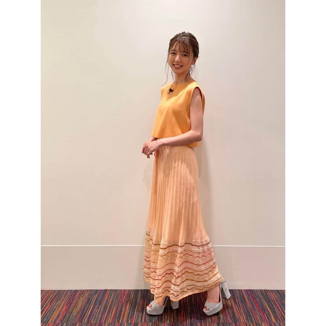 真野恵里菜さんのインスタグラム写真 - (真野恵里菜Instagram)「最近の衣装たち！👗 . . 「ウラ撮れちゃいました」 ワンピース　 @lagunamoon_com  ピアスとバングル  @enelsia_official  バングル回っちゃってて表見えてない😭 . . 「奇跡体験！アンビリバボー」 トップスとスカート @nagisa_tokyo  ピアス @tree.accessory  リング　 @rumel_officialshop  バングル @hemca_official  . . 普段はとってもシンプルな私服なので お仕事のときはいろいろなデザインの洋服が着れて楽しい🥳 オレンジのワンピースは 昨日ストーリーに載せたら 持ってます！！ってメッセージがいくつか来ました✨ 私も明るい色のワンピースとか探そっと🤭 とか言って、この間買ったワンピースは黒！😂 でもとっても好みなワンピースなので今度写真撮ったら載せます👗 #衣装」6月17日 14時22分 - erinamano_official