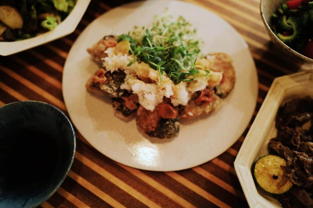 高山都さんのインスタグラム写真 - (高山都Instagram)「夜ご飯が作れる日は、朝に何が食べたいか聞いたり提案することが、我が家は多いです。 ぶり照り焼きにしようかと冷凍庫から冷蔵庫に移した数時間後に、すき焼き用のお肉を残しておいたことに気付き、急遽メニュー変更！ お肉がメインに、お魚は2番手おかずに。 (甘辛い味付けが被らないようにしたいから！) そして、仕事帰りの🙋🏻‍♂️と買い足したものは、ビール、氷、レモン、大根でした。 ほぼ、冷蔵庫の中で完成した昨日の献立です。 牛肉とズッキーニのオイスターソース炒め ぶりの竜田揚げ梅おろしポン酢 色んな葉野菜とこんがり焼いたカブのサラダ ゴーヤとフルーツトマトの塩昆布和え オクラとキュウリの韓国風和え物 @usagifarm_ai の定期便で届く野菜たちが、自然児で美味しい。 カブは加熱するのがオススメと書かれてたから、オリーブオイルでジリジリ焼いたら甘くて濃くて、葉野菜の調味料はほぼレモンでいいくらいご馳走サラダになりました。 #みやれゴハン ふたりで晩ごはん時の楽しみにしてた、ドラマ正直不動産を見終えてしまって、すこし寂しい。」6月17日 15時01分 - miyare38