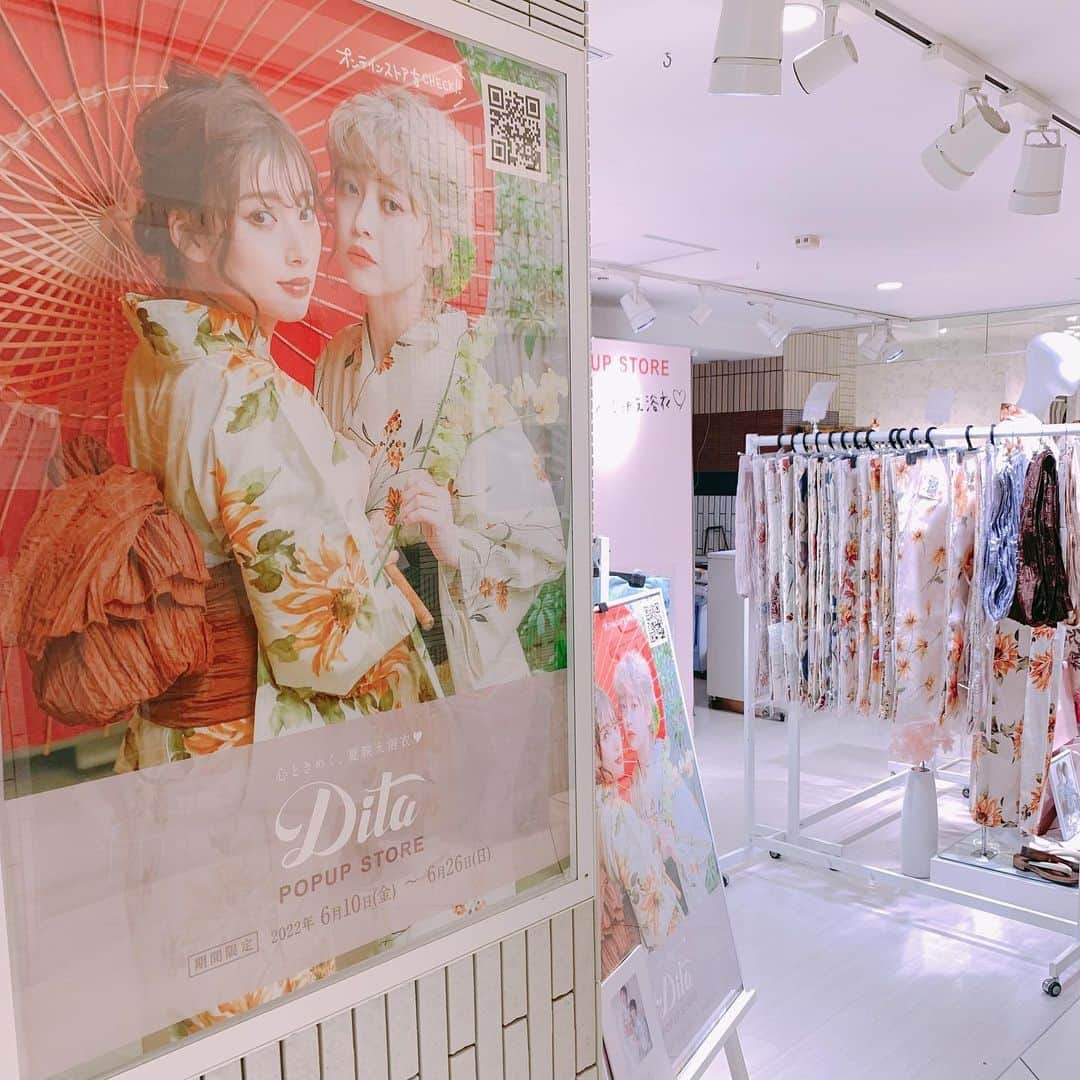 みーこさんのインスタグラム写真 - (みーこInstagram)「新宿ルミネエストで開かれているDita様のポップアップストアへお邪魔してきました👘✨  @dita_official   色とりどりの可愛い浴衣、綺麗な浴衣が並んでいてとても幸せな空間でした〜！🥰 ポップアップストアではお好きな浴衣とへこ帯を自由な組み合わせで購入できるそうですので、ぜひお気に入りの組み合わせを探してみてください！ (私はマネキンのひまわり柄の浴衣×テラコッタのへこ帯が気になっていてそちらをお迎えしました✨)  購入者プレゼントのコラボステッカーも可愛く仕上げていただいて感動しました😭💕 購入したひまわり柄の浴衣と一緒に…🌻 (スマホケースにも入れられるサイズです)  お近くの方はぜひぜひお立ち寄りくださいませ💕  期間：6月10日(金)～6月26日(月) 住所：〒160-0022 東京都新宿区新宿3丁目38-1 新宿ルミネエスト3階エレベーター前  #イラスト #浴衣 #yukata #dita  #イラストレーター #ステッカー #ポップアップストア #ルミネエスト」6月17日 15時13分 - meecosme