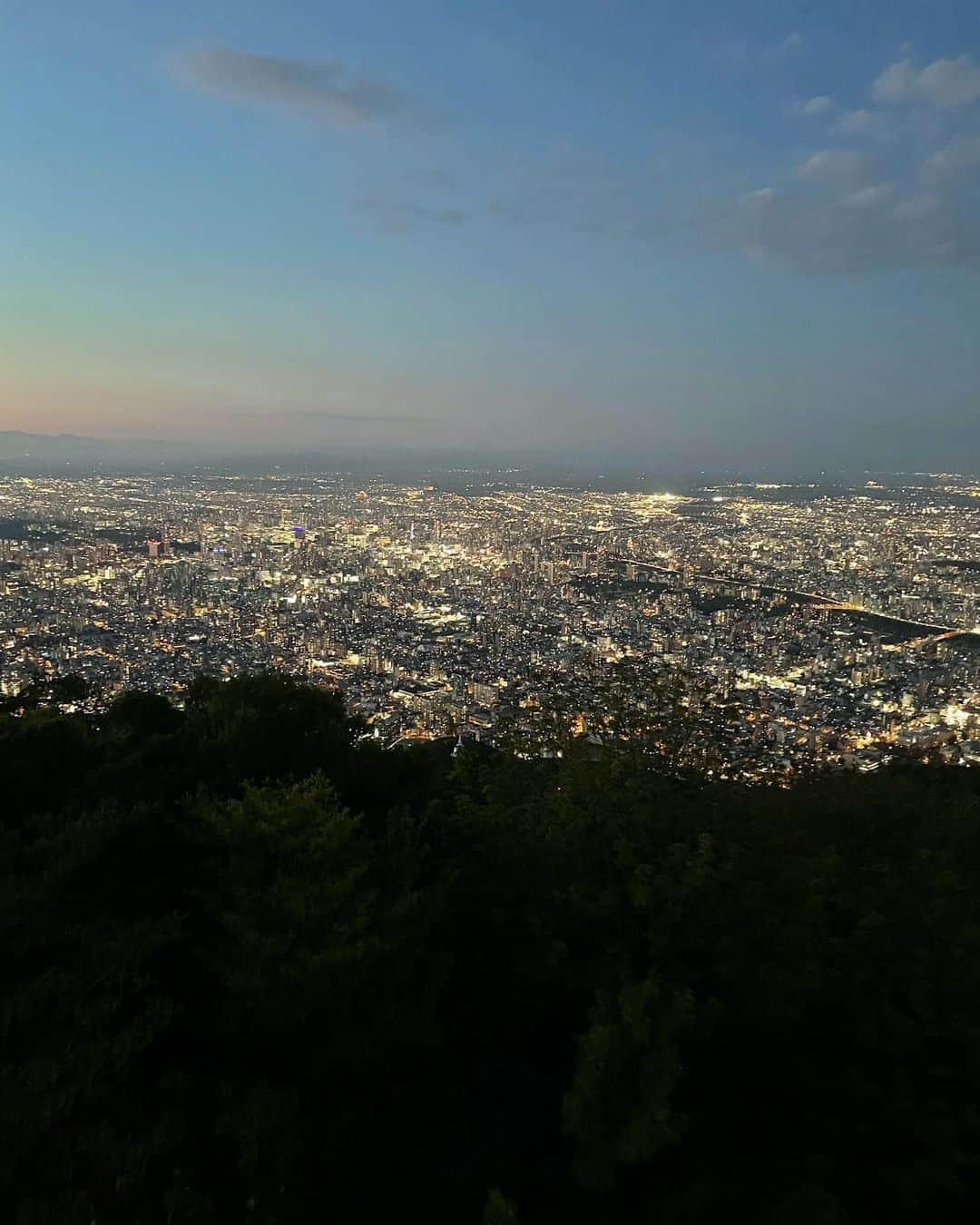 磯田彩実さんのインスタグラム写真 - (磯田彩実Instagram)「. #5時ナビ #札幌夜景  このあと紹介します🌃 綺麗なので、ぜひご覧ください🌙  晴れ女と日頃騒いでいる私ですが、 太陽さんに好かれすぎて、 #日没まで3時間粘ったよ  😇  今しか見られない綺麗な空だそうです🥰 最後の写真ね！  👉🏻だんだん日が暮れていきます👉🏻swipe💕  #ラストの一枚がちょっと特別なやつ  #藻岩山#もいわ山ロープウェイ#もいわ山#夜景#夏至#日没 #tvh#アナウンサー#磯田彩実  ちなみに。 もいわ山ロープウェイの乗り場は中央区なんだけど、 藻岩山の山頂は南区🗻 #知ってた？」6月17日 15時58分 - ayami_isoda.tvh7