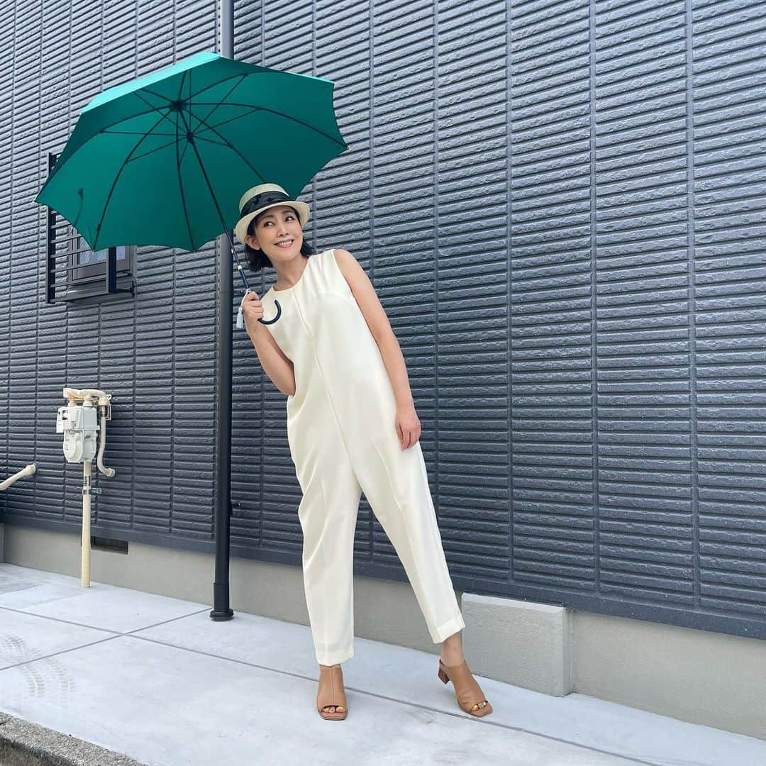 田中美里さんのインスタグラム写真 - (田中美里Instagram)「以前、モーニングクルージンでご紹介した @tokyonoble_7716  さんからとっても素敵な傘をプレゼントしていただきました。  鮮やかなグリーンで手元ははネイビー。タッセル（フサ）はシルバーグレーみたいな色。  日本の職人さんが作っていてしっかりしているのに、すっごく軽い！  雨を弾く音が全然違うんだって。  梅雨時も楽しく過ごせそうです。  ちなみに日傘としても使えるのでロケのお供にもしたいと思います。  たくさんの色、手元、フサ、丈の長さを選んで自分好みの傘を作れるみたい。  届いた時の嬉しい気持ち。 私も大切な人を想像しながらプレゼントしたいな。  #tokyonoble  #トーキョーノーブル #スマートブレラ #umbrella #傘 #梅雨時期の楽しみ  #日傘」6月17日 16時29分 - misatotanaka77