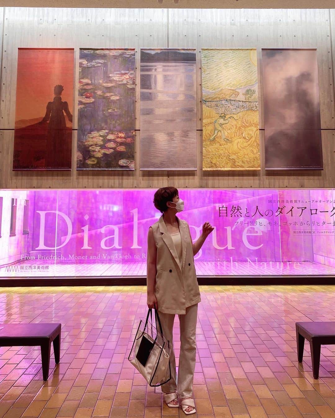 yukichi_yukiさんのインスタグラム写真 - (yukichi_yukiInstagram)「スフマートさん( @sfumartofficial)のご招待で、 国立西洋美術館のリニューアルオープン記念企画展、 "自然と人のダイアローグ" に行ってきたよ♡  私は美術館や博物館に行くのは好きなんだけど、 正直詳しくはない…😂 でもそんな私でも見た瞬間にテンションが上がるラインナップで、 これは直接見るべき！と思いました。 フリードリヒ、ゴッホ、モネ、リヒター… みんなどこかで目にしたり、聞いたことのある名前ですよね♡  私は絵の解説が聞きたくて音声ガイドも借りました。芸術家って、美しいもの、追い求めているものにとことんなんだなと、なんだか圧倒されました🙏🏻  写真を撮ってもいい場所も何箇所かあって、 「え！こんなにすごい絵を写真に撮っていいの？！」 とびっくりしてしまったよ✨  お土産で、小さめの額縁に企画展の絵が入っているものがあって、 これ欲しい〜！絶対ほしい〜！ って思ったよ！ ただの印刷じゃなくて、加工が施されているのがとてもよかった。  リニューアルしたので国立西洋美術館の庭園も開放されていました！ 周りに人がいないか確認して、マスクを外して写真撮ってみたよ！ ここ本当綺麗だよね〜☺️  私は期間中にもう一回行く予定です、 今度は常設展もしっかり見たいな♡  一枚めの写真は展示に入る前の場所にあるんだけど、圧巻だったのでここもぜひ見て欲しいです🤍  #自然と人のダイアローグ #国立西洋美術館 #ゴッホ #刈り入れ #モネ #睡蓮 #フリードリヒ #夕日の前に立つ女性 #リヒター #雲  #PR #美術館 #美術館巡り #美術館好きな人と繋がりたい  #ゆきちゆき」6月17日 17時56分 - yukichi_yuki