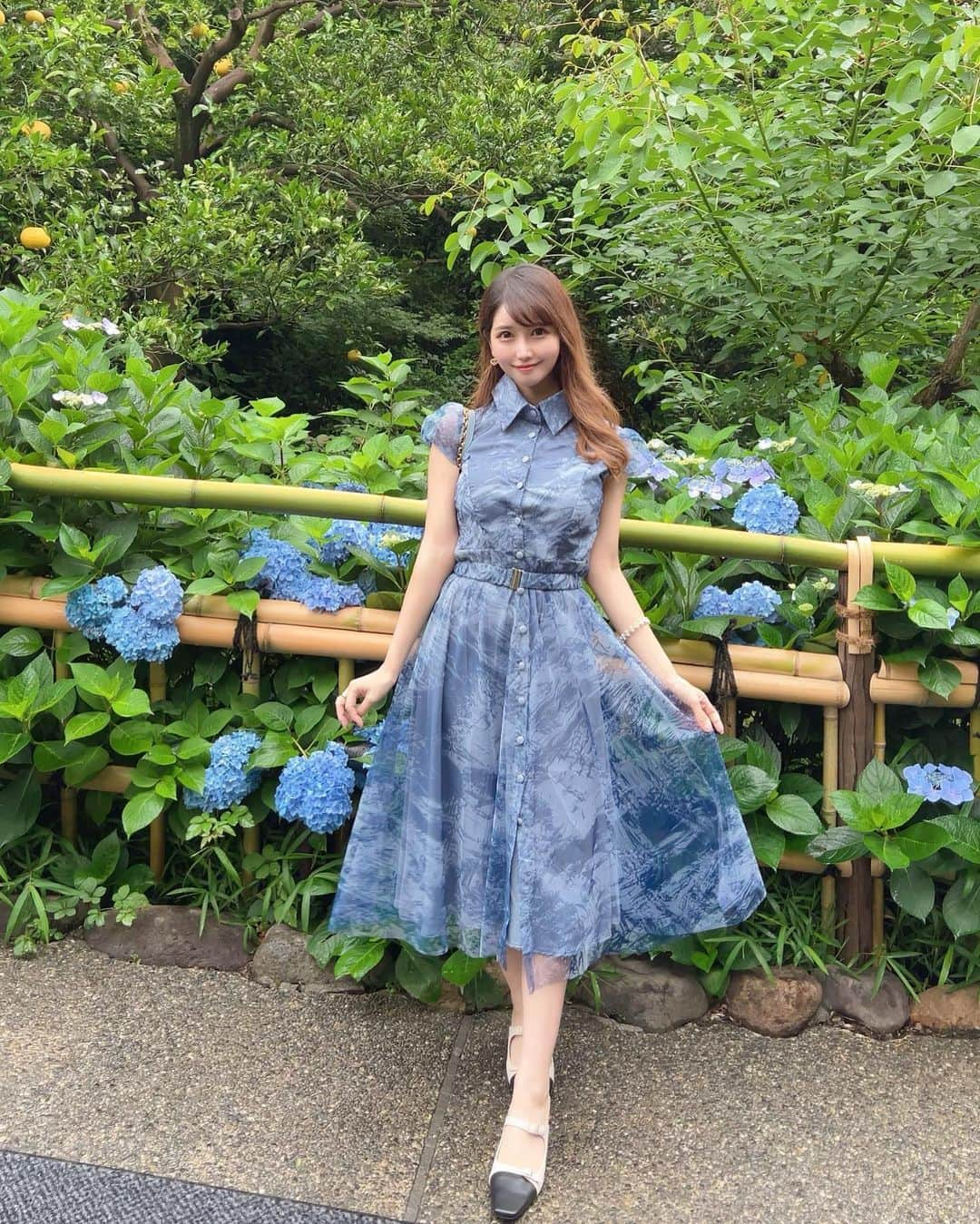 MAYUさんのインスタグラム写真 - (MAYUInstagram)「. 紫陽花の季節💠🐌🤍 . 小雨が降ってた日だったから 雨に濡れてキラキラしてとっても綺麗だったよ💠✨ . ワンピースは @stella_tokyo.jp  シルエットがかわいいの🤍✨ . . #紫陽花#ワンピース#ファッション#fashion#fashionista#ootd#hydrangea#hydrangeas#dior#japan#japanesegirl」6月17日 19時13分 - mayu.kina_golf