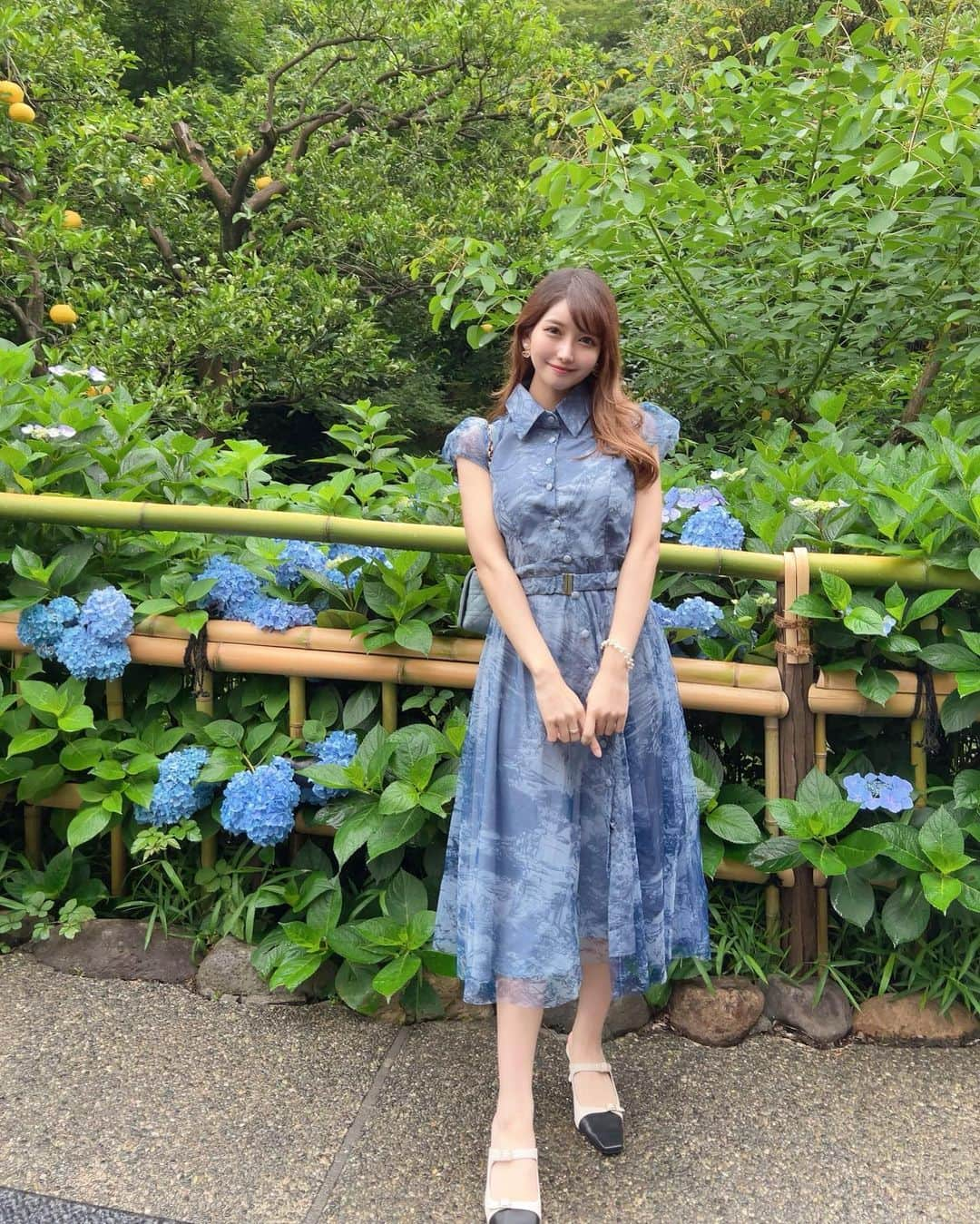 MAYUさんのインスタグラム写真 - (MAYUInstagram)「. 紫陽花の季節💠🐌🤍 . 小雨が降ってた日だったから 雨に濡れてキラキラしてとっても綺麗だったよ💠✨ . ワンピースは @stella_tokyo.jp  シルエットがかわいいの🤍✨ . . #紫陽花#ワンピース#ファッション#fashion#fashionista#ootd#hydrangea#hydrangeas#dior#japan#japanesegirl」6月17日 19時13分 - mayu.kina_golf