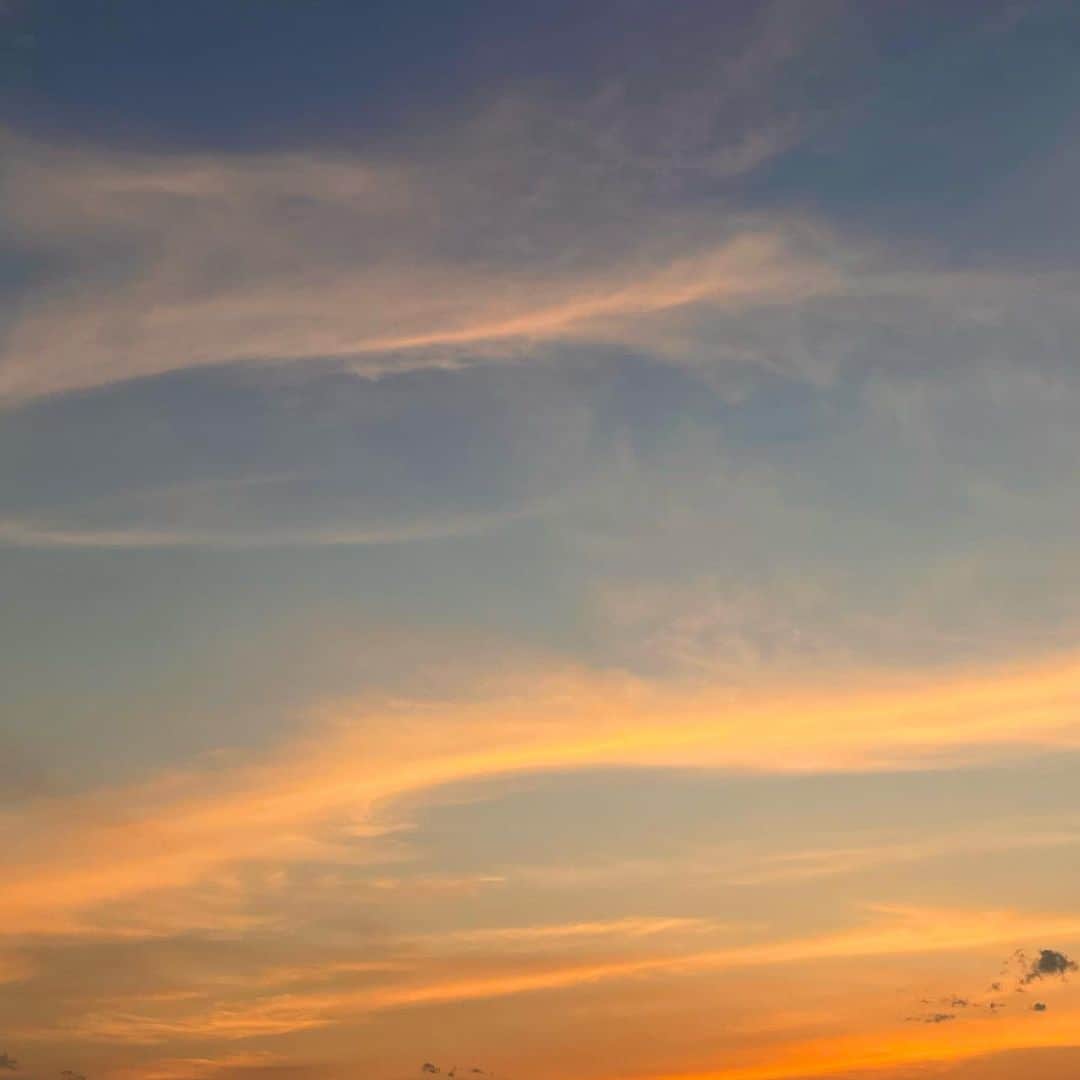 西岡詩穂さんのインスタグラム写真 - (西岡詩穂Instagram)「あ、最近投稿サボってますが、生きてます🙌🫣🌱  分刻みで変わる空に感動した日。  #サボってないよ #写真がないだけ #空に癒される #癒しの時間 #癒しをお届け #sky #sunset #pinksky #tokyosky #東京」6月17日 19時32分 - shih05823