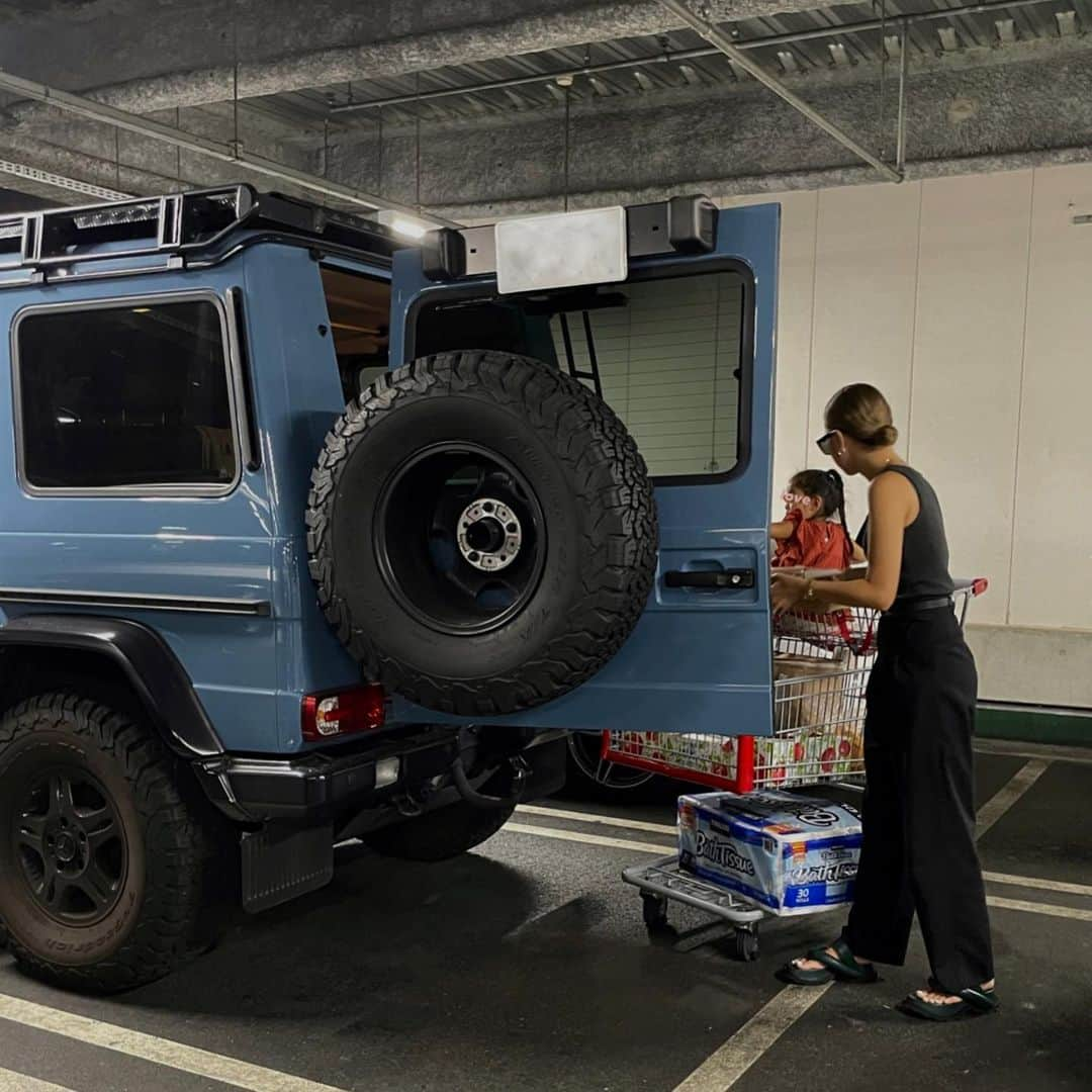 岡田美季さんのインスタグラム写真 - (岡田美季Instagram)「明日はpartyなのでコストコへ🚙 お料理振る舞う余裕はなさそうなので大量に出すだけのご飯たちを主に購入。笑 コストコに行くと必ずパンツを買いたい娘。 かわいいもんね💕笑 tops.. Switching Rib Tank Tops bottom.. Linen Wide Pants sandal.. #jilsander  ボトム、シルエット最高過ぎてもう3色買いです😇 楽〜にオシャレに履ける美脚効果120%！！！ #costco #fashion #coordinate #room306contemporary」6月17日 20時23分 - mikiokada0225