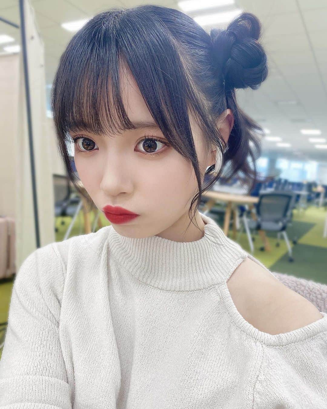 岩田陽菜さんのインスタグラム写真 - (岩田陽菜Instagram)「珍しくつよつよなメイク〜💄 📞✨ ⁡ ⁡ #メイク#make#赤リップ#ヘアアレンジ」6月17日 21時00分 - hina_naso_stu48