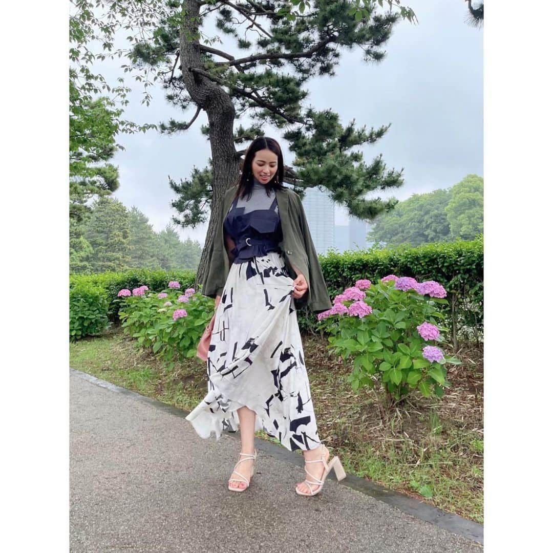 水崎綾女さんのインスタグラム写真 - (水崎綾女Instagram)「Look at my new skirt!  What do you think?  ワタシ的にリヒター展にぴったりであろうスカートを穿いてった。  "Noise maker"  skirt @noisemaker_jpn  @noisemaker.ceo.designer   -------------------------------  ここのお洋服デザイン性があって可愛いのに、機能的で履き心地抜群だった！！ 女の子は特に分かると思うんだけど、後ろ側だけゴムが入ってるからスカート履く時のサイドファスナー閉める時の楽さが半端ないのに正面から見た時はピシッと見えるからトップスをインしてもok!! 花柄のスカートも同じブランドでした。  🧥 @loveless___official  👗 @noisemaker_jpn  👜 @polene_paris  👡 @shein_japan   #ノイズメーカー #noisemaker #あじさい #リヒター #ゲルハルトリヒター #loveless #近代美術館 #東京国立近代美術館 #gerhardrichter」6月17日 21時07分 - misakiayame