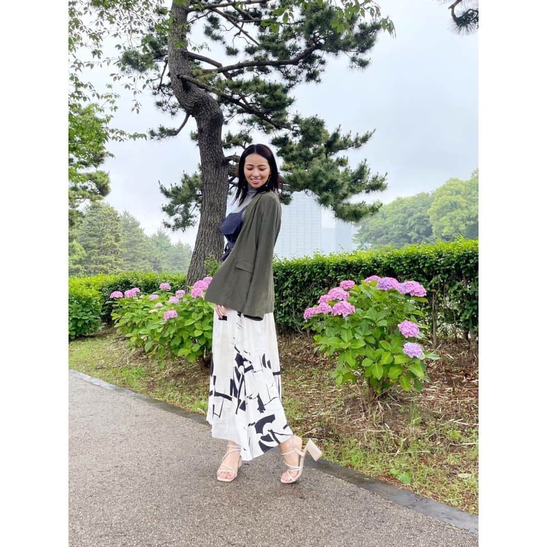 水崎綾女さんのインスタグラム写真 - (水崎綾女Instagram)「Look at my new skirt!  What do you think?  ワタシ的にリヒター展にぴったりであろうスカートを穿いてった。  "Noise maker"  skirt @noisemaker_jpn  @noisemaker.ceo.designer   -------------------------------  ここのお洋服デザイン性があって可愛いのに、機能的で履き心地抜群だった！！ 女の子は特に分かると思うんだけど、後ろ側だけゴムが入ってるからスカート履く時のサイドファスナー閉める時の楽さが半端ないのに正面から見た時はピシッと見えるからトップスをインしてもok!! 花柄のスカートも同じブランドでした。  🧥 @loveless___official  👗 @noisemaker_jpn  👜 @polene_paris  👡 @shein_japan   #ノイズメーカー #noisemaker #あじさい #リヒター #ゲルハルトリヒター #loveless #近代美術館 #東京国立近代美術館 #gerhardrichter」6月17日 21時07分 - misakiayame