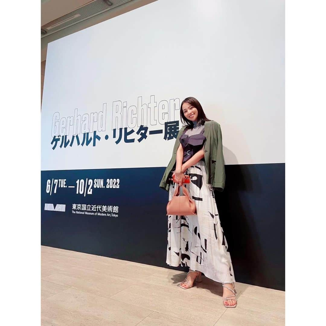 水崎綾女さんのインスタグラム写真 - (水崎綾女Instagram)「Look at my new skirt!  What do you think?  ワタシ的にリヒター展にぴったりであろうスカートを穿いてった。  "Noise maker"  skirt @noisemaker_jpn  @noisemaker.ceo.designer   -------------------------------  ここのお洋服デザイン性があって可愛いのに、機能的で履き心地抜群だった！！ 女の子は特に分かると思うんだけど、後ろ側だけゴムが入ってるからスカート履く時のサイドファスナー閉める時の楽さが半端ないのに正面から見た時はピシッと見えるからトップスをインしてもok!! 花柄のスカートも同じブランドでした。  🧥 @loveless___official  👗 @noisemaker_jpn  👜 @polene_paris  👡 @shein_japan   #ノイズメーカー #noisemaker #あじさい #リヒター #ゲルハルトリヒター #loveless #近代美術館 #東京国立近代美術館 #gerhardrichter」6月17日 21時07分 - misakiayame