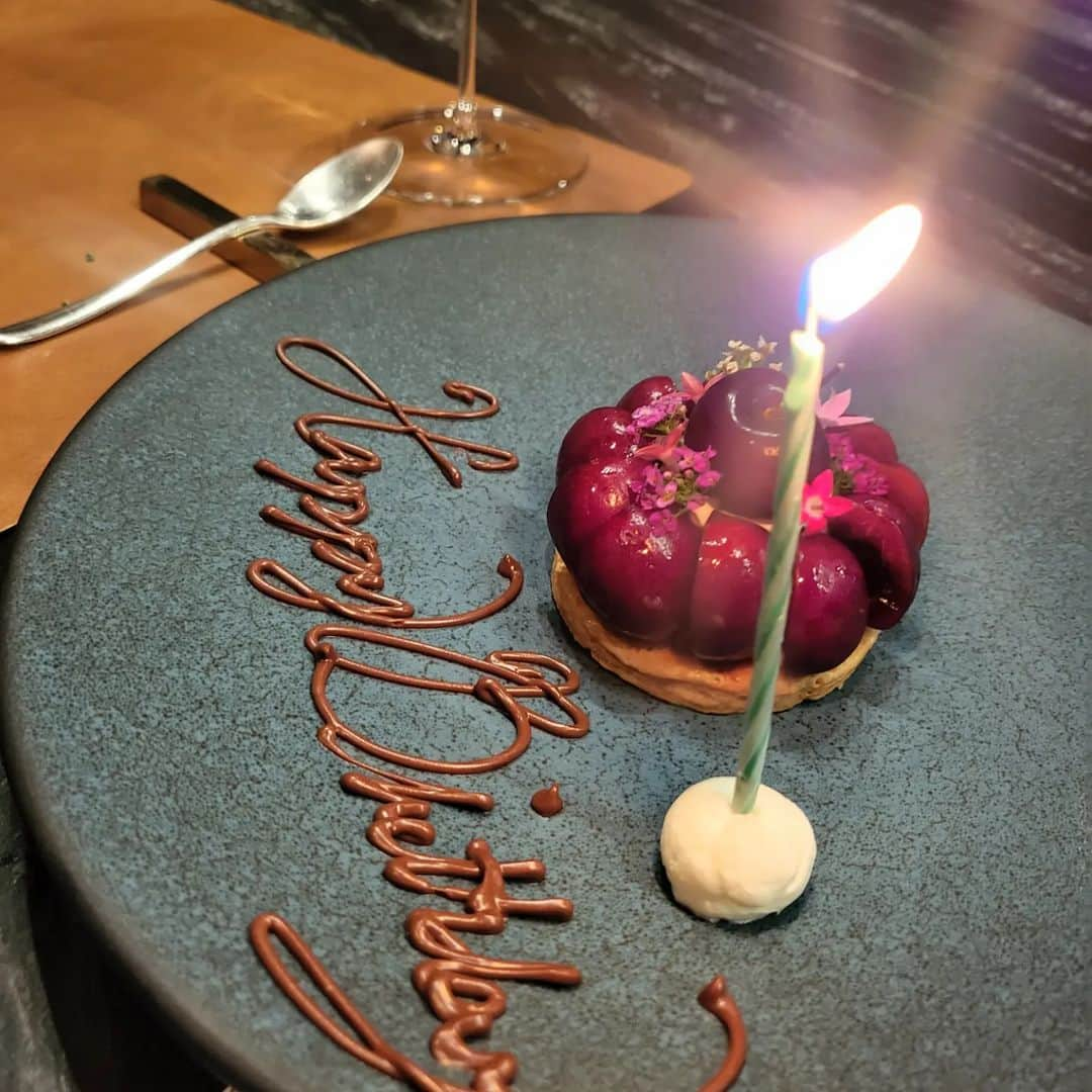 チョン・ヘビンさんのインスタグラム写真 - (チョン・ヘビンInstagram)「사랑하는 우리남편 생일 축하해♥ 내년엔 셋이서 축하 하자♥ 생일선물로 #최병소 화백님의 #life 눈여겨보던 작품이라 큰맘먹고 선물했는데 좋아하면서 아쉬워 하는 얼굴을 스티커로 가리게 되어 아쉽 ㅋㅋ 우리의 인생도 빼곡히 행복으로 가득 칠해 찬란하길 바라며 ♥」6月17日 21時12分 - heavenbin83