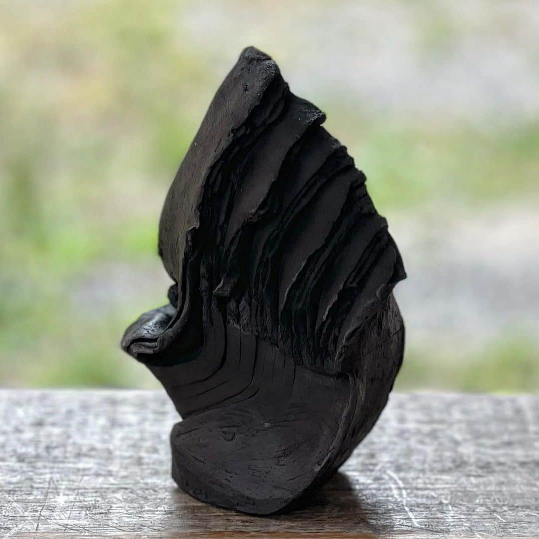佐竹晃さんのインスタグラム写真 - (佐竹晃Instagram)「Another black sculpture and sumie abstract painting. www.akirasatake.com  @akirasatake #sculpture #sumie  #akirasatake #akirasatakeceramics #clay  #陶芸 #陶芸家  #佐竹晃 #ceramics #pottery #handmade」6月17日 21時12分 - akirasatake