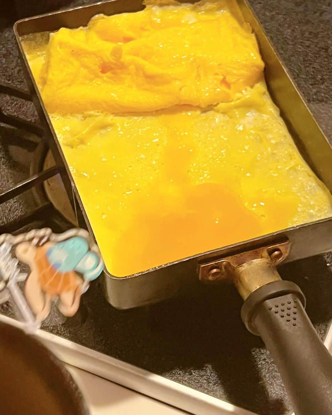 美香さんのインスタグラム写真 - (美香Instagram)「お料理を覚えたいらしく 意欲的にキッチンに立つ息子。 今日は卵焼きを２回作っていました。教えたいんだけど教わりたくないみたいで、わたしは後ろで見てるだけ。自分の味で作ってみたいって。明日の朝は焼き魚とアサリのお味噌汁。お昼はフレンチトーストを作ってみたいらしい。 楽しみ楽しみ☺️  #金曜の夜」6月17日 21時17分 - mikaofficial99
