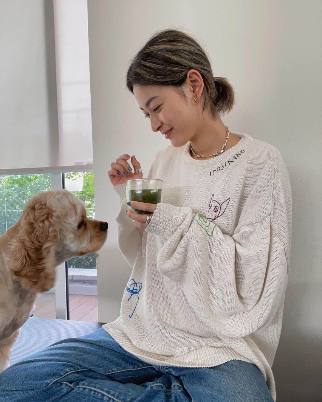 松本瞳さんのインスタグラム写真 - (松本瞳Instagram)「こないだ実家にて🐶 . 休日のあれこれ〜 青汁始めました🍵最近むくみやすくて(🥺)、食生活でなにか改善できることないかな〜と調べてたら出会った青汁。 初めて飲むから、純度100%で抹茶風味の大麦若葉青汁をトライ。 @kanpoyamamoto  水で溶かすだけでもクセがなく飲みやすいし、ヨーグルトとかに入れてアレンジできそう☺️✔︎  . 1977年創業の山本漢方。InstagramとTwitterで「日本を元気に健康に！45周年記念キャンペーン」やってるみたいなので、良かったら見てみてね💪（ごぼう茶をはじめ、お茶好きには飲んでみたい商品ばかりです😮‍💨🍵 . #山本漢方製薬45周年 #山本漢方 #ヤマカン #青汁 #大麦若葉 #キャンペーン #pr」6月17日 21時22分 - hitomi.mats
