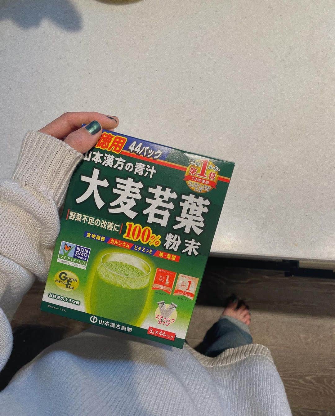 松本瞳さんのインスタグラム写真 - (松本瞳Instagram)「こないだ実家にて🐶 . 休日のあれこれ〜 青汁始めました🍵最近むくみやすくて(🥺)、食生活でなにか改善できることないかな〜と調べてたら出会った青汁。 初めて飲むから、純度100%で抹茶風味の大麦若葉青汁をトライ。 @kanpoyamamoto  水で溶かすだけでもクセがなく飲みやすいし、ヨーグルトとかに入れてアレンジできそう☺️✔︎  . 1977年創業の山本漢方。InstagramとTwitterで「日本を元気に健康に！45周年記念キャンペーン」やってるみたいなので、良かったら見てみてね💪（ごぼう茶をはじめ、お茶好きには飲んでみたい商品ばかりです😮‍💨🍵 . #山本漢方製薬45周年 #山本漢方 #ヤマカン #青汁 #大麦若葉 #キャンペーン #pr」6月17日 21時22分 - hitomi.mats