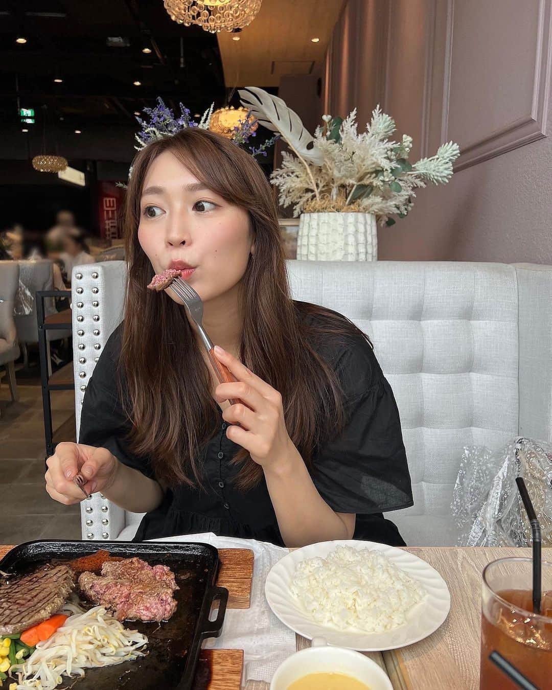 高階亜理沙さんのインスタグラム写真 - (高階亜理沙Instagram)「🍖 友達とランチでたまたま入ったところが美味しかった~♡ ガッツリお肉メニューなのに店内が女の子向きで ギャップがすごかった🤣けどかわいすぎた💐 動画なんだか画質悪くなっちゃう😞 音だけでもお楽しみください。」6月17日 21時52分 - arisa_takashina