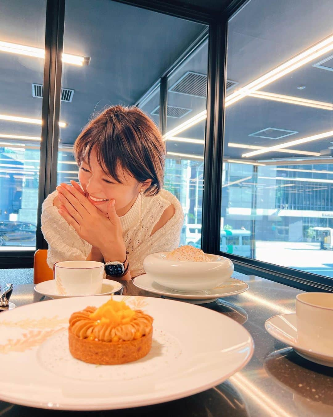 小林涼子さんのインスタグラム写真 - (小林涼子Instagram)「. 束の間のほくほくタイム🍰 今回のスィ会は ル•ショコラ•アラン•デュカス ☕️✨ パトリックさんのスイーツが美味しすぎて なかのさんが癒しキャラすぎて すっごく笑った〜🤣 そういえば 最近いつの間にか眉間に皺よってたのかもって反省反省🥲　 楽しく、楽しく、何事もね。  あ！そういえば、少し髪切ったの❤ 気づいたかなぁ？🥰  @yorosweets  @taka_ikuyo  ❤️🥰  @lechocolatalainducassejapan #lechocolatalainducasse #ショコラティエ #ルショコラアランデュカス #スィ会」6月17日 22時18分 - ryoko_kobayashi_ryoko