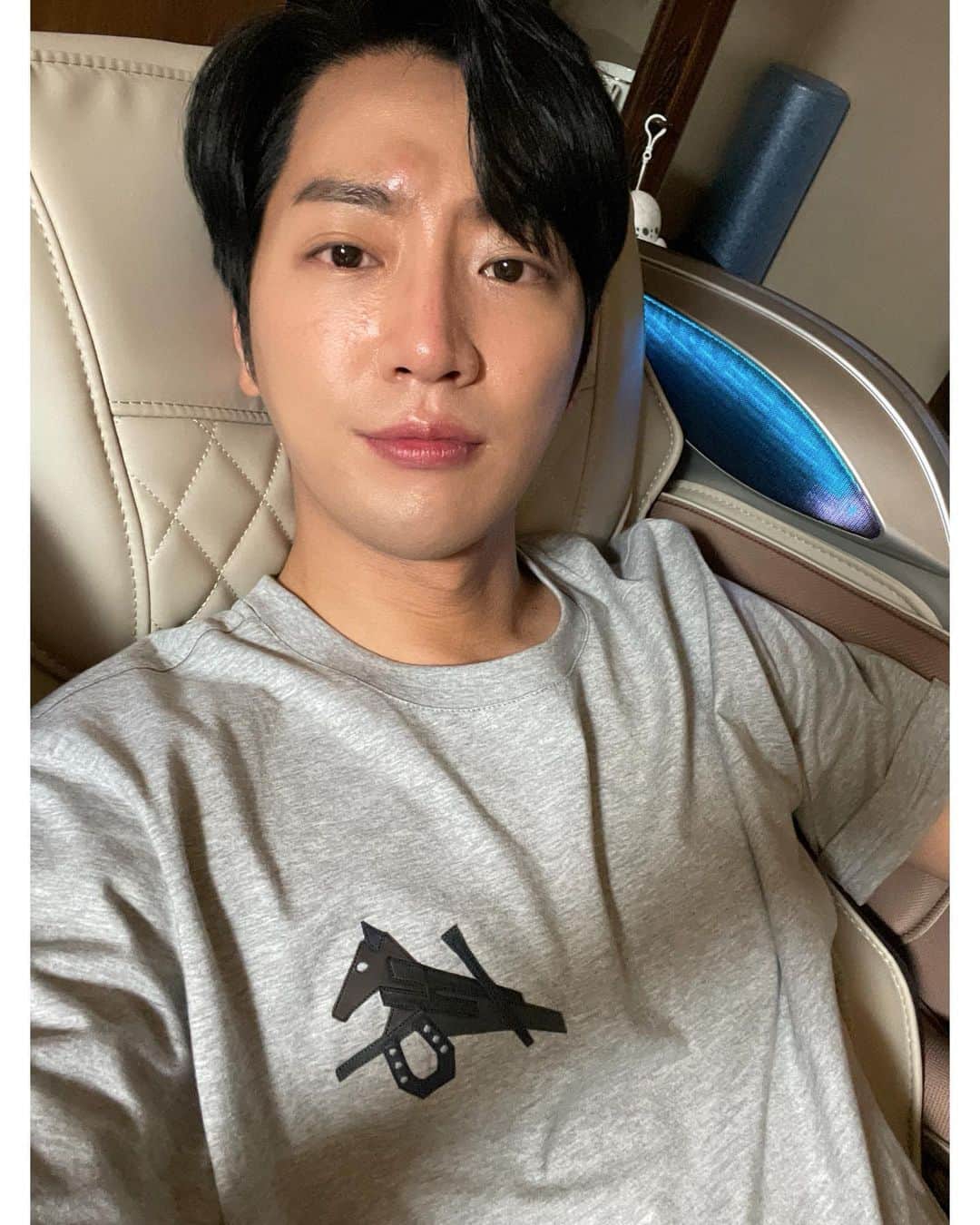 イ・サンヨプさんのインスタグラム写真 - (イ・サンヨプInstagram)「함께 하는 시간 자체가 즐거움이었습니다.  나에겐 쉼이었고 기쁨이었고 매순간 기다리던 시간이었습니다. 그런 나일수 있도록 준비해주고 이끌어주고 밀어주었던  나의 형 유느님을 비롯한, 이젠 나에게 가족같은 우리 멤버들,  정철민 피디를 비롯한, 베테랑인 우리 모든 스텝분들,  항상 함께 다녀주었던 나의 친구들 고맙습니다. 함께 했던 이 시간이 나에겐 영광의 기억으로 남을 것입니다. 다음 시즌의 이상엽은 분명 노잼 캐릭터가 아닌 핵존잼 캐릭터가 될 것을요. 제발. #마지막멘트까지노잼캐릭터 #결국나의승리 #진정한승리자 #안마의자감사합니다 #모기를쎄게물렸어요 #식스센스 #식스센스3 #어서오라식스센스4」6月17日 22時45分 - sangyeob