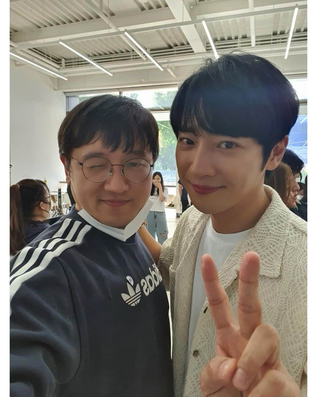 イ・サンヨプさんのインスタグラム写真 - (イ・サンヨプInstagram)「함께 하는 시간 자체가 즐거움이었습니다.  나에겐 쉼이었고 기쁨이었고 매순간 기다리던 시간이었습니다. 그런 나일수 있도록 준비해주고 이끌어주고 밀어주었던  나의 형 유느님을 비롯한, 이젠 나에게 가족같은 우리 멤버들,  정철민 피디를 비롯한, 베테랑인 우리 모든 스텝분들,  항상 함께 다녀주었던 나의 친구들 고맙습니다. 함께 했던 이 시간이 나에겐 영광의 기억으로 남을 것입니다. 다음 시즌의 이상엽은 분명 노잼 캐릭터가 아닌 핵존잼 캐릭터가 될 것을요. 제발. #마지막멘트까지노잼캐릭터 #결국나의승리 #진정한승리자 #안마의자감사합니다 #모기를쎄게물렸어요 #식스센스 #식스센스3 #어서오라식스센스4」6月17日 22時45分 - sangyeob