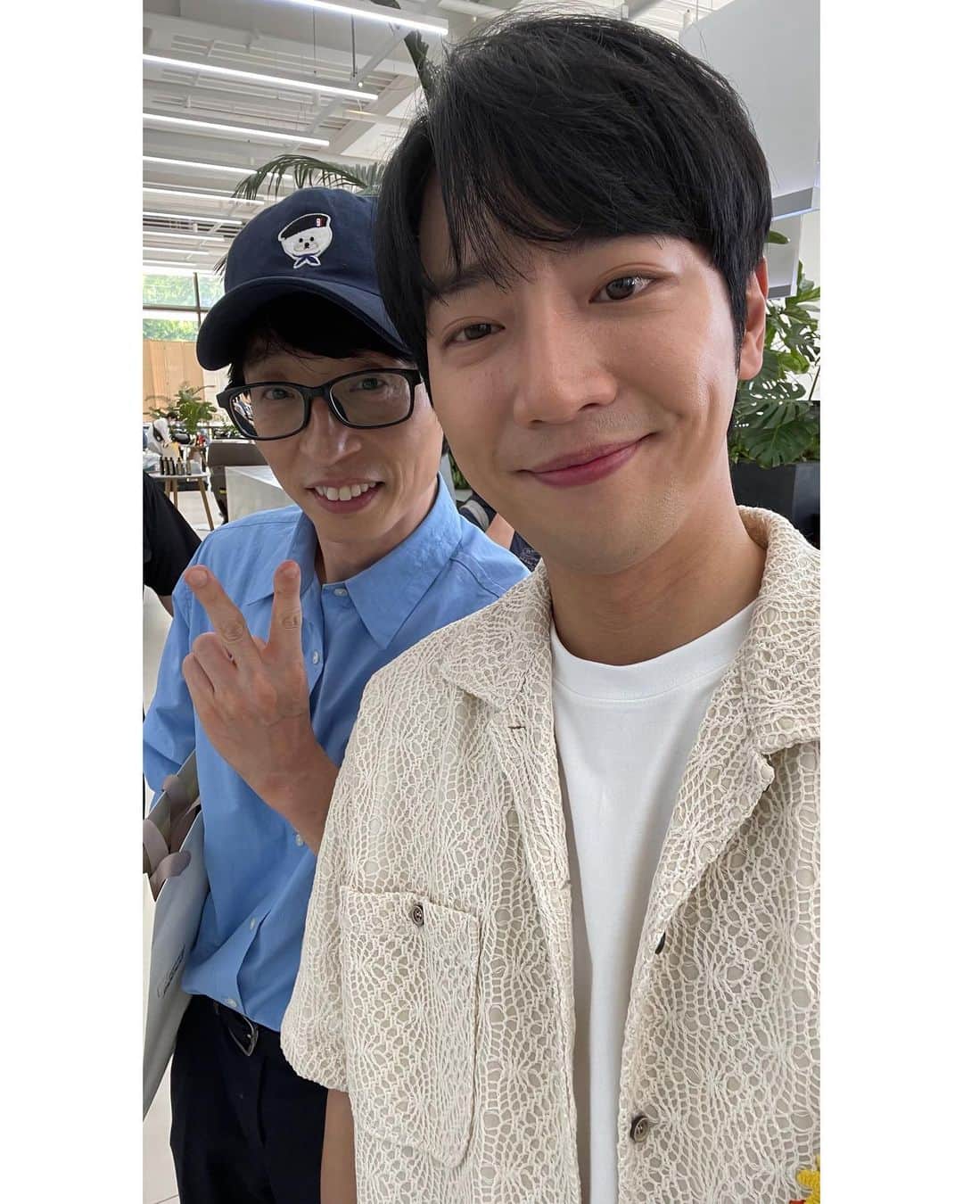 イ・サンヨプさんのインスタグラム写真 - (イ・サンヨプInstagram)「함께 하는 시간 자체가 즐거움이었습니다.  나에겐 쉼이었고 기쁨이었고 매순간 기다리던 시간이었습니다. 그런 나일수 있도록 준비해주고 이끌어주고 밀어주었던  나의 형 유느님을 비롯한, 이젠 나에게 가족같은 우리 멤버들,  정철민 피디를 비롯한, 베테랑인 우리 모든 스텝분들,  항상 함께 다녀주었던 나의 친구들 고맙습니다. 함께 했던 이 시간이 나에겐 영광의 기억으로 남을 것입니다. 다음 시즌의 이상엽은 분명 노잼 캐릭터가 아닌 핵존잼 캐릭터가 될 것을요. 제발. #마지막멘트까지노잼캐릭터 #결국나의승리 #진정한승리자 #안마의자감사합니다 #모기를쎄게물렸어요 #식스센스 #식스센스3 #어서오라식스센스4」6月17日 22時45分 - sangyeob