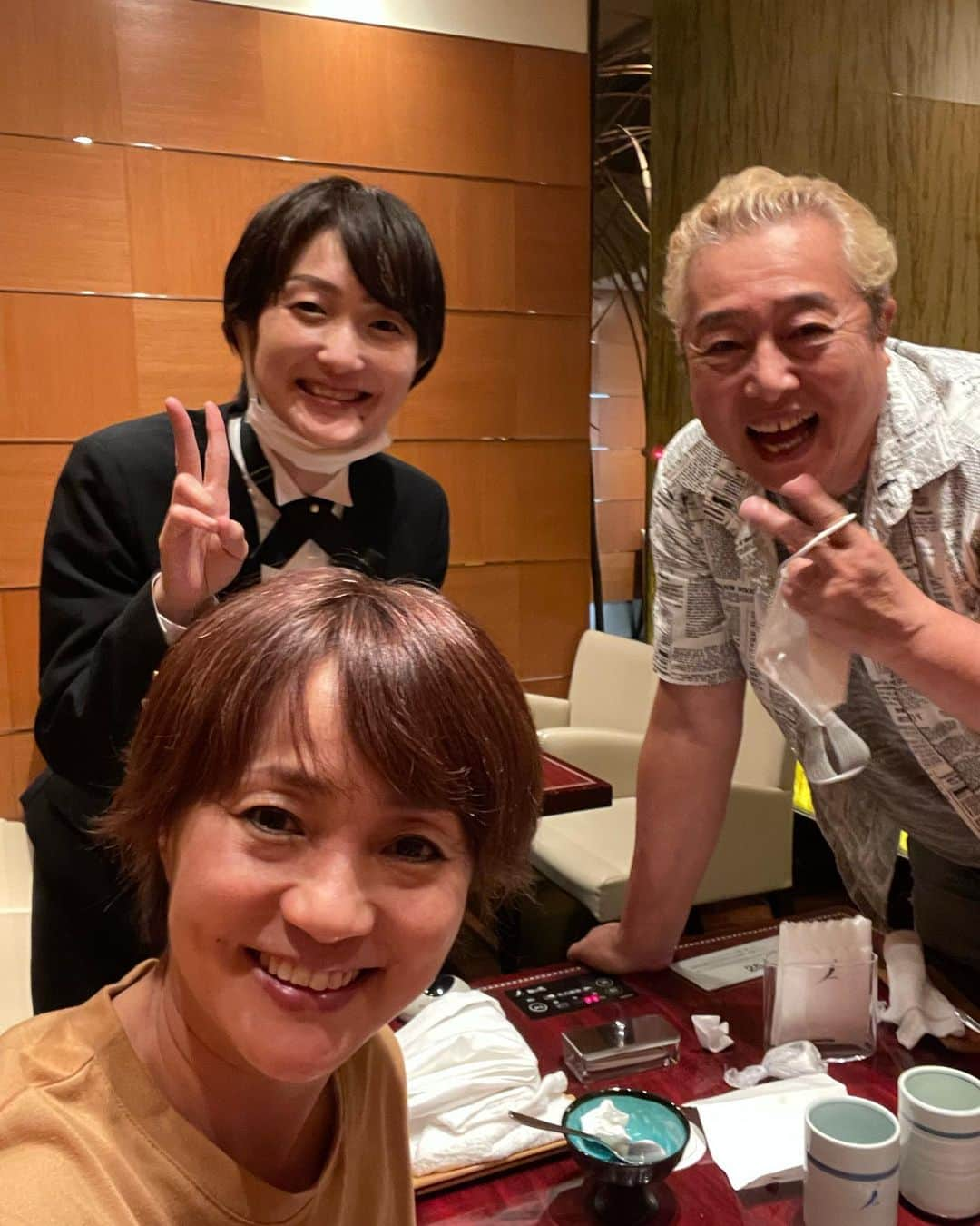 橋本志穂さんのインスタグラム写真 - (橋本志穂Instagram)「久しぶりに夫婦で 叙々苑 幸せ〜  今日は暑い中、、 家の点検で足場組んでもらったりー その立ち会いで 作業してるので窓は閉めっぱなしだけど エアコンもつけると外で作業してる人たちが 室外機の熱風で 嫌な思いしちゃうから 締め切ったサウナのような部屋で我慢‼️  夫が帰ってくる前に 晩ご飯の支度にかかっていたけど 叙々苑に行こう！と言ってくれたので 速攻で冷凍庫にお肉をしまいました🥰  叙々苑で必ず注文する ツブ貝‼️ お肉は当然ですが このツブ貝が絶品なの😍 レモンも合うけど ごま塩のタレをもらっていただきます。  スタイリストの井藤さんおススメの JOカルビも注文しちゃった♫ 骨の周りの軟骨までもが美味しい〜。  お世話になっていた店長さんが ちょうど異動になって 来週からはいなくなっちゃうと知り、、、 今日急遽、叙々苑に行こうってなったのも 虫の知らせ的な、、 今日行かなきゃダメだよってことだったのかな、、 近くの店舗に異動のようなので、そちらのお店にも 行ってみよう😁  #叙々苑 #焼肉」6月18日 1時21分 - shihohashimoto3