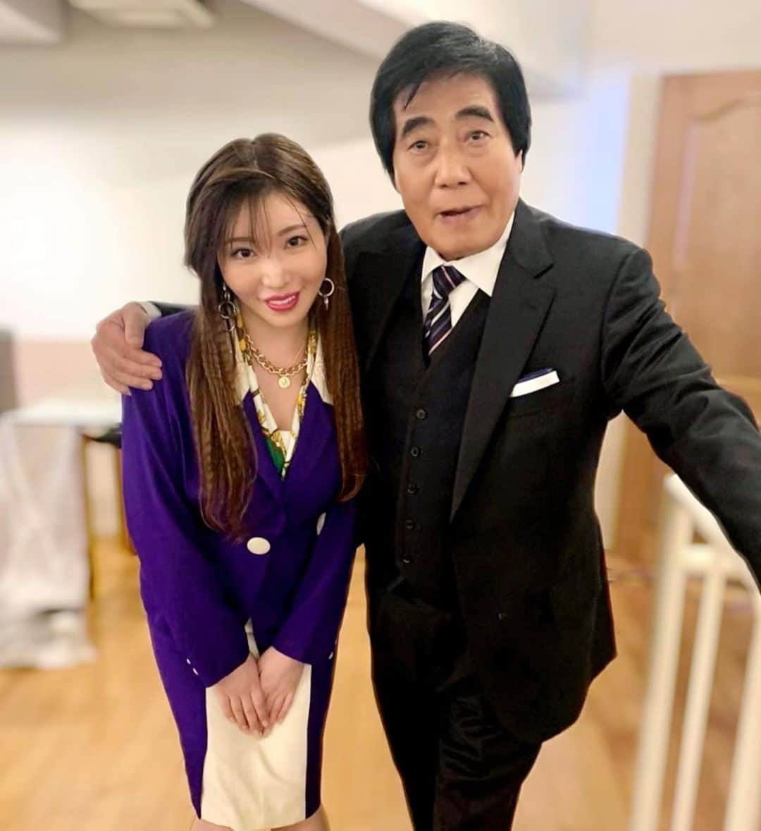 古河由衣さんのインスタグラム写真 - (古河由衣Instagram)「村西とおるさんと🤴 プロキオン様の広告で御一緒にお仕事させて頂きました 由衣おねえさんは80年代バブルに変身💄 こんなに濃いメイクも撮影も、は、はじめて、、、😳💃💓💦  村西とおるさん、すごいオーラでした。気配りも出来る素敵な方で圧倒。本当にファンタスティックなお方です💋  セクシー女優デビューじゃなくて がっかりましたか？笑😘  プロキオン様の広告動画、是非ご覧ください😌😍  https://m.youtube.com/watch?v=feHHUYSPSe0   #プロキオン  #バブル  #80年代  #バブリー  #昭和レトロ  #村西とおる  #全裸監督  #グラビアアイドル  #netflix #cosplay #japanesestyle #80sfashion #make #retromakeup」6月18日 9時02分 - furuyuistagram