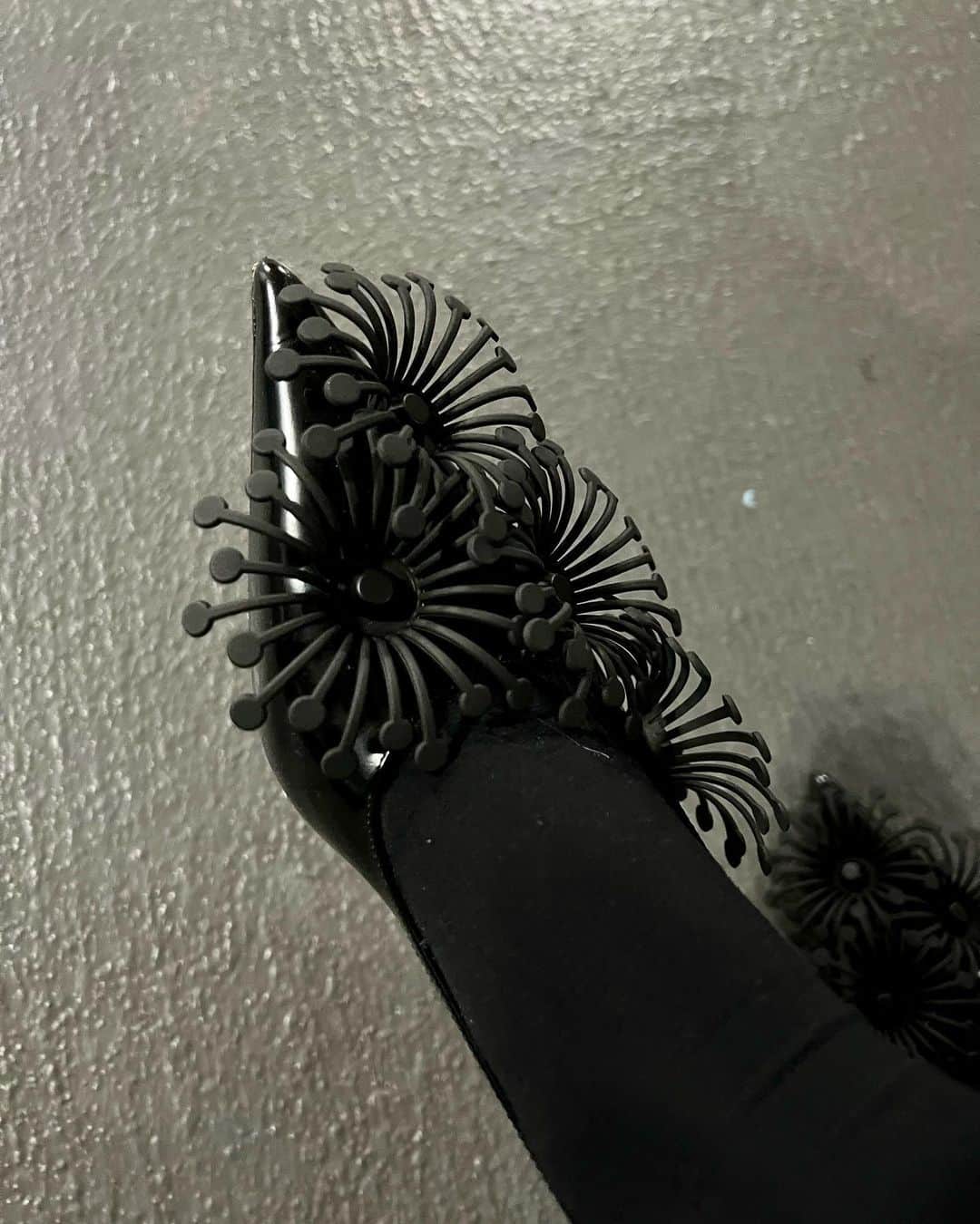 黒田知永子さんのインスタグラム写真 - (黒田知永子Instagram)「. 「チコとハコのボンボニエール」にご参加下さった皆様、ありがとうございました。 今回はハコちゃんのお歌も飛び出し、「歌手になりたかったわ〜」との事でした…🤣  ハコちゃんが「可愛い！」と誉めてくれた私のお気に入りの靴✨  #チコとハコのボンボニエール  #岩下尚史 #黒田知永子  #chiekokuroda   ブランドは画面をタップしてね！」6月18日 9時07分 - kuroda_chieko