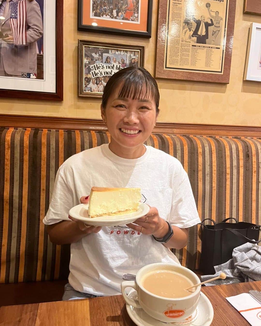 川澄奈穂美さんのインスタグラム写真 - (川澄奈穂美Instagram)「🍰🍰🍰 ▽ チーズケーキ美味しかった❣️ マグカップとグラスが可愛くて、お土産で売ってたから買おうかと思ったけど、グッと我慢しました。」6月18日 9時13分 - naho_kawasumi_9