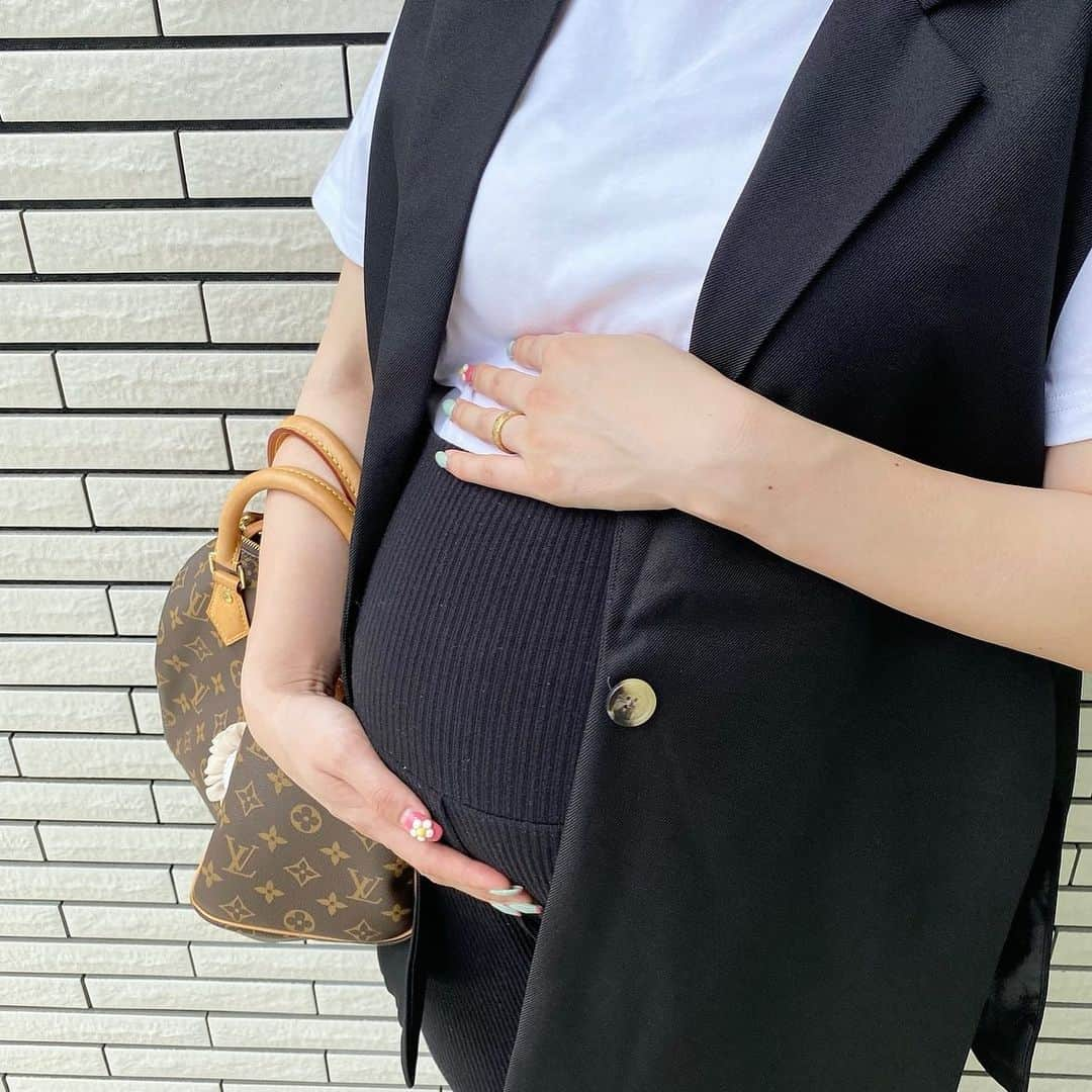 二宮璃子さんのインスタグラム写真 - (二宮璃子Instagram)「9ヶ月32w6dのお腹🤰  歩くたびに恥骨が痛いのが最近の悩み😭😭 腰も痛いし体重管理難しいし次の検診までヒヤヒヤする〜😂 最近ご飯がすっっごく美味しいんよな🫶💞 ちょっと夜ご飯多めに食べただけですぐ体重増えちゃう😩😩笑 気をつけんと😂  予定日まで残り50日👶♡ 残りのマタニティライフ楽しもうっ♪ 予定日近いままさん多くて心強い〜💪💞💞  #妊娠中 #妊娠9ヶ月 #32w6d #妊娠9ヶ月のお腹 #マタニティライフ #妊婦コーデ #妊婦体重管理 #マタニティコーデ #マタニティ記録 #3人目妊娠中」6月18日 9時25分 - riixten