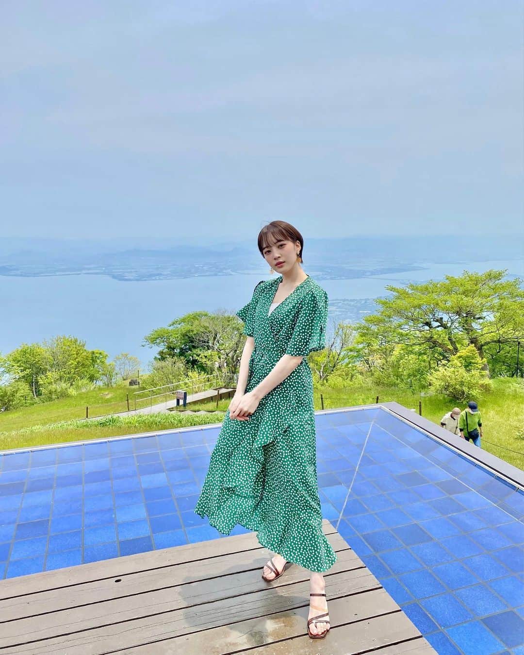 尾台彩香さんのインスタグラム写真 - (尾台彩香Instagram)「. . 滋賀県大津市琵琶湖の山頂にある、びわ湖テラス ( @biwakovalley_biwakoterrace )💎  標高約1,100ｍの打見山頂にある、びわ湖バレイ内の絶景観光スポット🌈  びわ湖テラスへは、山頂まで5分！ ロープウェイを使って空中散歩を楽しめます🚶‍♀️ . 天気に恵まれて、広大な琵琶湖を一望することができました✨ 爽やかな風を感じながら、カフェやレストランでランチもできます🍴 . 📍 滋賀県大津市木戸1547-1 . #琵琶湖テラス #琵琶湖バレイ #琵琶湖 #滋賀観光 #滋賀旅行 #映えスポット #ワンピース #女子旅 #東京女子部 #女優 #モデル #ポートレート #ショートヘア  #ファッション #オシャレ #メイク #撮影 #biwako #hair #model #shooting #makeup #short #fashion #girls #instagood #photography #尾台彩香」6月18日 11時05分 - colorful0226