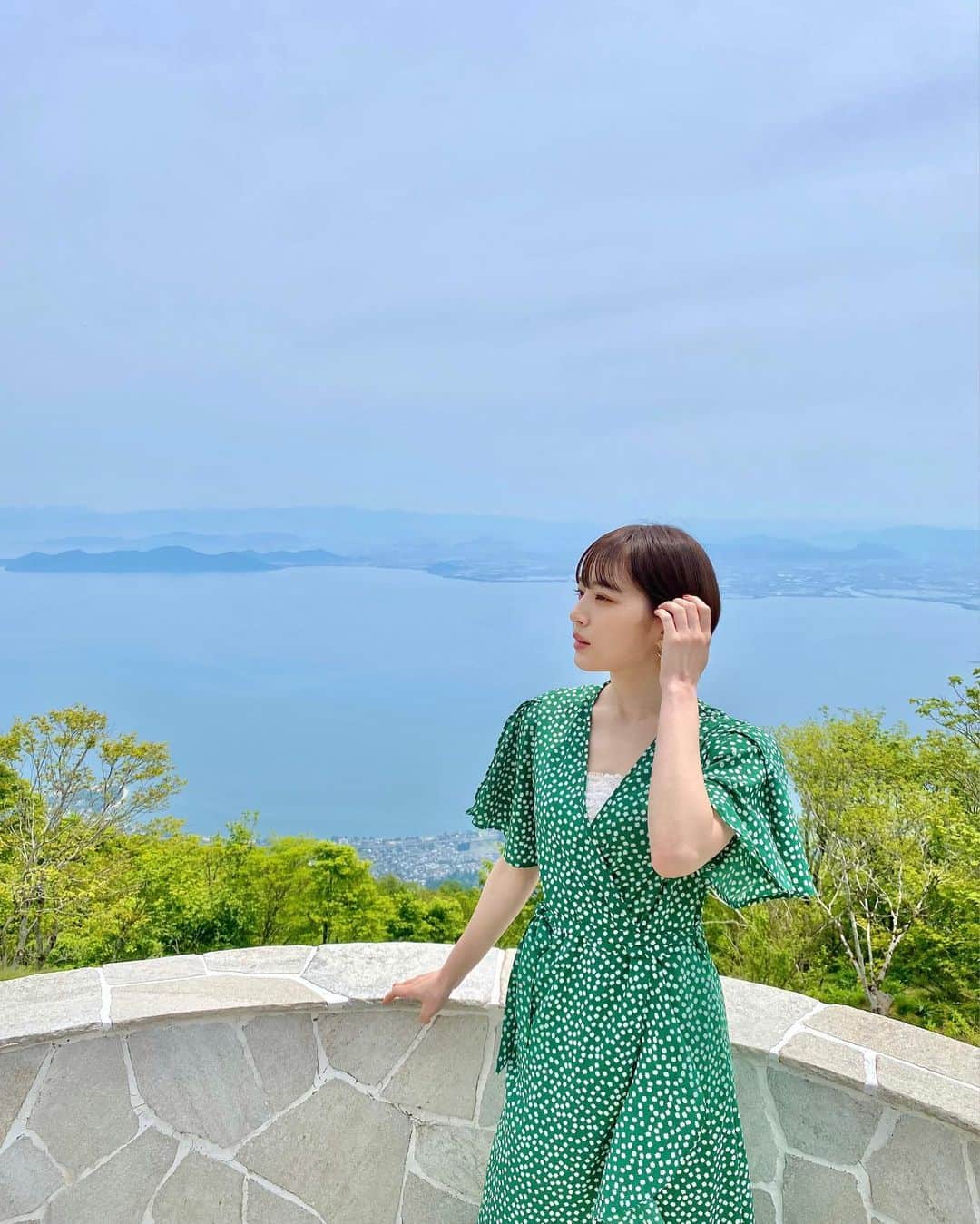 尾台彩香さんのインスタグラム写真 - (尾台彩香Instagram)「. . 滋賀県大津市琵琶湖の山頂にある、びわ湖テラス ( @biwakovalley_biwakoterrace )💎  標高約1,100ｍの打見山頂にある、びわ湖バレイ内の絶景観光スポット🌈  びわ湖テラスへは、山頂まで5分！ ロープウェイを使って空中散歩を楽しめます🚶‍♀️ . 天気に恵まれて、広大な琵琶湖を一望することができました✨ 爽やかな風を感じながら、カフェやレストランでランチもできます🍴 . 📍 滋賀県大津市木戸1547-1 . #琵琶湖テラス #琵琶湖バレイ #琵琶湖 #滋賀観光 #滋賀旅行 #映えスポット #ワンピース #女子旅 #東京女子部 #女優 #モデル #ポートレート #ショートヘア  #ファッション #オシャレ #メイク #撮影 #biwako #hair #model #shooting #makeup #short #fashion #girls #instagood #photography #尾台彩香」6月18日 11時05分 - colorful0226