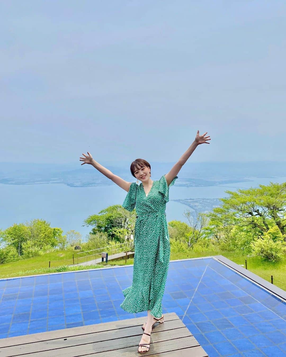 尾台彩香さんのインスタグラム写真 - (尾台彩香Instagram)「. . 滋賀県大津市琵琶湖の山頂にある、びわ湖テラス ( @biwakovalley_biwakoterrace )💎  標高約1,100ｍの打見山頂にある、びわ湖バレイ内の絶景観光スポット🌈  びわ湖テラスへは、山頂まで5分！ ロープウェイを使って空中散歩を楽しめます🚶‍♀️ . 天気に恵まれて、広大な琵琶湖を一望することができました✨ 爽やかな風を感じながら、カフェやレストランでランチもできます🍴 . 📍 滋賀県大津市木戸1547-1 . #琵琶湖テラス #琵琶湖バレイ #琵琶湖 #滋賀観光 #滋賀旅行 #映えスポット #ワンピース #女子旅 #東京女子部 #女優 #モデル #ポートレート #ショートヘア  #ファッション #オシャレ #メイク #撮影 #biwako #hair #model #shooting #makeup #short #fashion #girls #instagood #photography #尾台彩香」6月18日 11時05分 - colorful0226