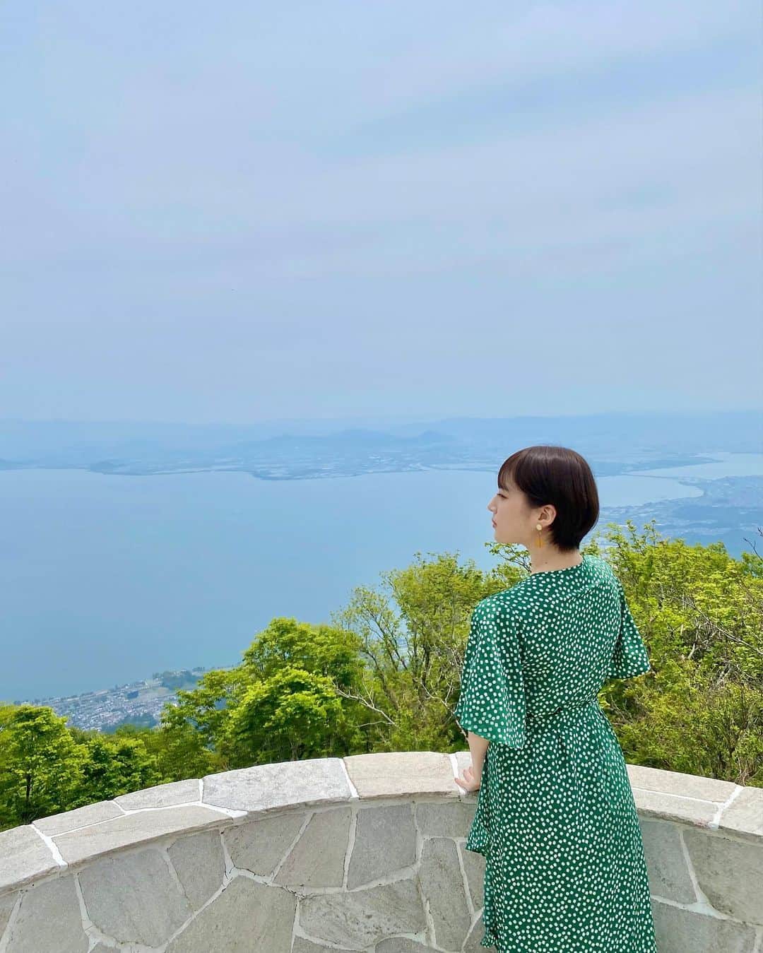 尾台彩香さんのインスタグラム写真 - (尾台彩香Instagram)「. . 滋賀県大津市琵琶湖の山頂にある、びわ湖テラス ( @biwakovalley_biwakoterrace )💎  標高約1,100ｍの打見山頂にある、びわ湖バレイ内の絶景観光スポット🌈  びわ湖テラスへは、山頂まで5分！ ロープウェイを使って空中散歩を楽しめます🚶‍♀️ . 天気に恵まれて、広大な琵琶湖を一望することができました✨ 爽やかな風を感じながら、カフェやレストランでランチもできます🍴 . 📍 滋賀県大津市木戸1547-1 . #琵琶湖テラス #琵琶湖バレイ #琵琶湖 #滋賀観光 #滋賀旅行 #映えスポット #ワンピース #女子旅 #東京女子部 #女優 #モデル #ポートレート #ショートヘア  #ファッション #オシャレ #メイク #撮影 #biwako #hair #model #shooting #makeup #short #fashion #girls #instagood #photography #尾台彩香」6月18日 11時05分 - colorful0226