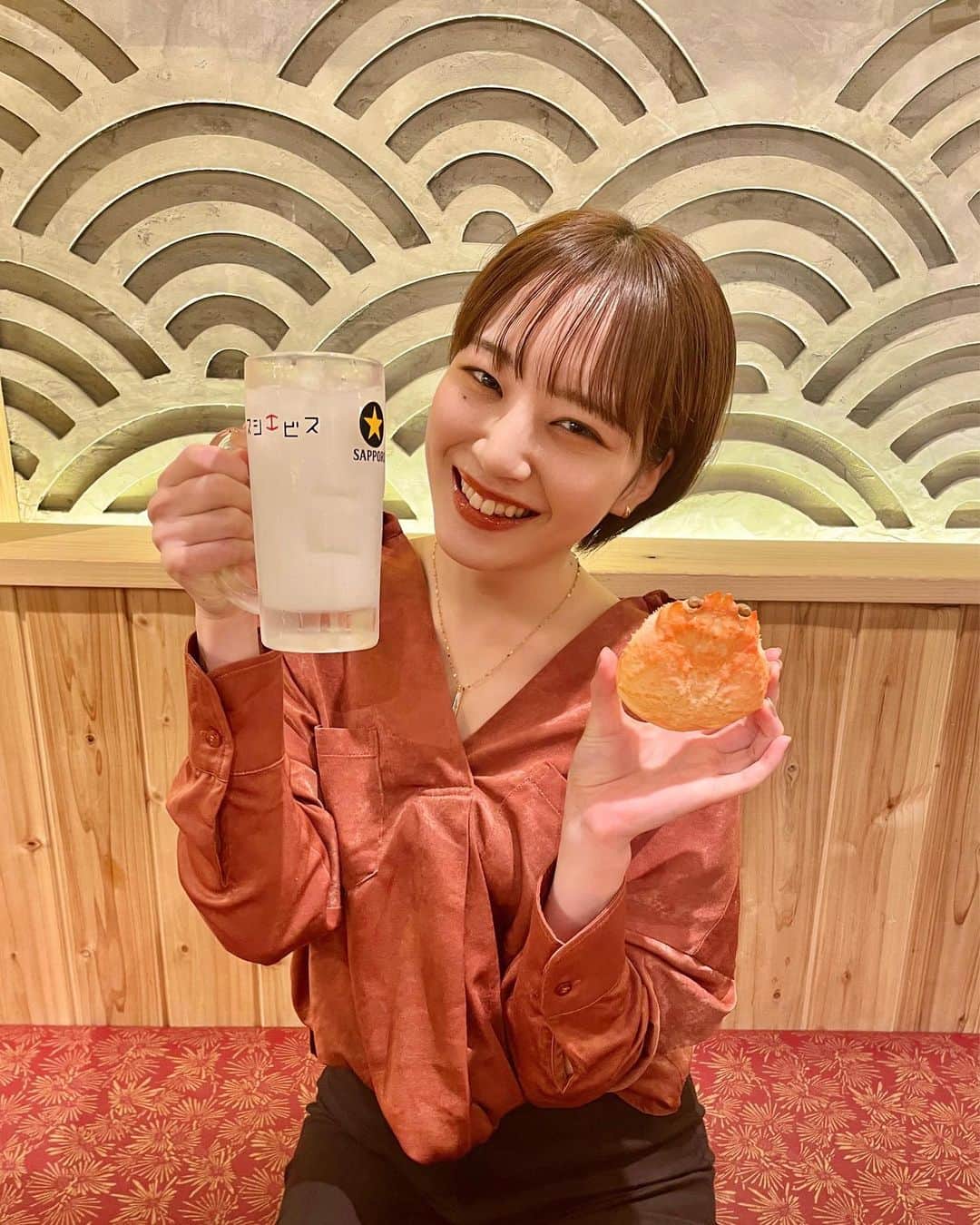 尾台彩香さんのインスタグラム写真 - (尾台彩香Instagram)「. . 🏠スシエビス 恵比寿本店 📍 東京都渋谷区恵比寿4-9-5 マンションニュー恵比寿 106 . 食べログ 寿司・居酒屋部門 恵比寿エリア アクセス数ランキング連続1位獲得🥇 見た目が美しい自慢のメニューが豊富なネオ寿司酒場🍣 ( @sushi_ebisu ) . 今回は招待していただき、( @gourmet_uni_kanto )さんと一緒に💨  お店の人気のメニューを提供していただきました🙇🏻‍♂️  ⬇️  ☑やみつきほぼカニサラダ 329円 ☑いくらカクテル1,078円 ☑極みユッケと雲丹いくらミルフィーユ1,078円 ☑名物！エビカニ合戦 【20食限定】769円 ☑ ねばねばまぐろアヒージョ 329円 ☑極み寿司3貫盛り合わせ (飲めるサーモン・飲める炙りえんがわ・とろける鰻バター) 各329円 ☑海老酢で食べる小籠包 329円 . キラッキラで色鮮やか、映える料理の数々‥✨ 一番印象に残ったのが、鰻の寿司の上に削りバターをこんもり乗せたメニュー！！ 鰻×バター！？と思うかもしれませんが、めちゃくちゃマッチするし美味しさのあまりとろけます💭 . ちなみに寿司はカウンターで職人さんが握ってる所を見ることができます🍣 本格的な寿司がリーズナブルに楽しめる🥰 . 箸のおみくじが引けて、超大吉がでると次回ドリンクが一杯無料になるサービスもありました🍺 . 今、恵比寿で大人気の寿司居酒屋🏮 ぜひ行ってみてね〜！ . 【営業時間】 [月～金・祝前] ディナー16:00～23:00 (フード22:00、ドリンク22:30)  [土・日・祝] 12:00～23:00 (フード22:00、ドリンク22:30) . #恵比寿グルメ #渋谷グルメ #恵比寿寿司 #寿司 #寿司スタグラム #恵比寿居酒屋 #インスタ映え #居酒屋 #東京グルメ #スシエビス #女子会 #ビジマーケ #PR #さやかの食べログ #女優 #モデル #ショートヘア  #オシャレ #tokyo #hair #model #shooting #makeup #short #fashion #girls #instagood #photography #尾台彩香」6月18日 11時06分 - colorful0226