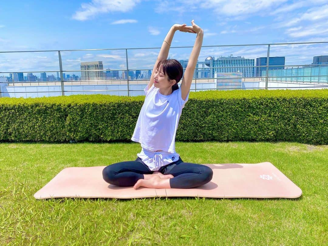 海老原優香さんのインスタグラム写真 - (海老原優香Instagram)「6月21日は #国際ヨガデー #internationalyogaday   ふとしたとき、ゆーっくり息を吸って、 ふぅーーっと吐き出すだけでも 梅雨時期に重くなった体が少し軽くなるはず😌  ぜひお時間ある時に一緒にヨガしましょ〜🍀  YouTube channelで 簡単にできるヨガをシリーズ化していきたいなぁ〜🧘🏻‍♀️  プロフィールのリンクからYouTubeに飛べます☺️  #海老原ヨガ #yoga#ヨガ#ヨガポーズ #ヨガインストラクター  #RYT500#RYT200」6月18日 11時43分 - ebioffi