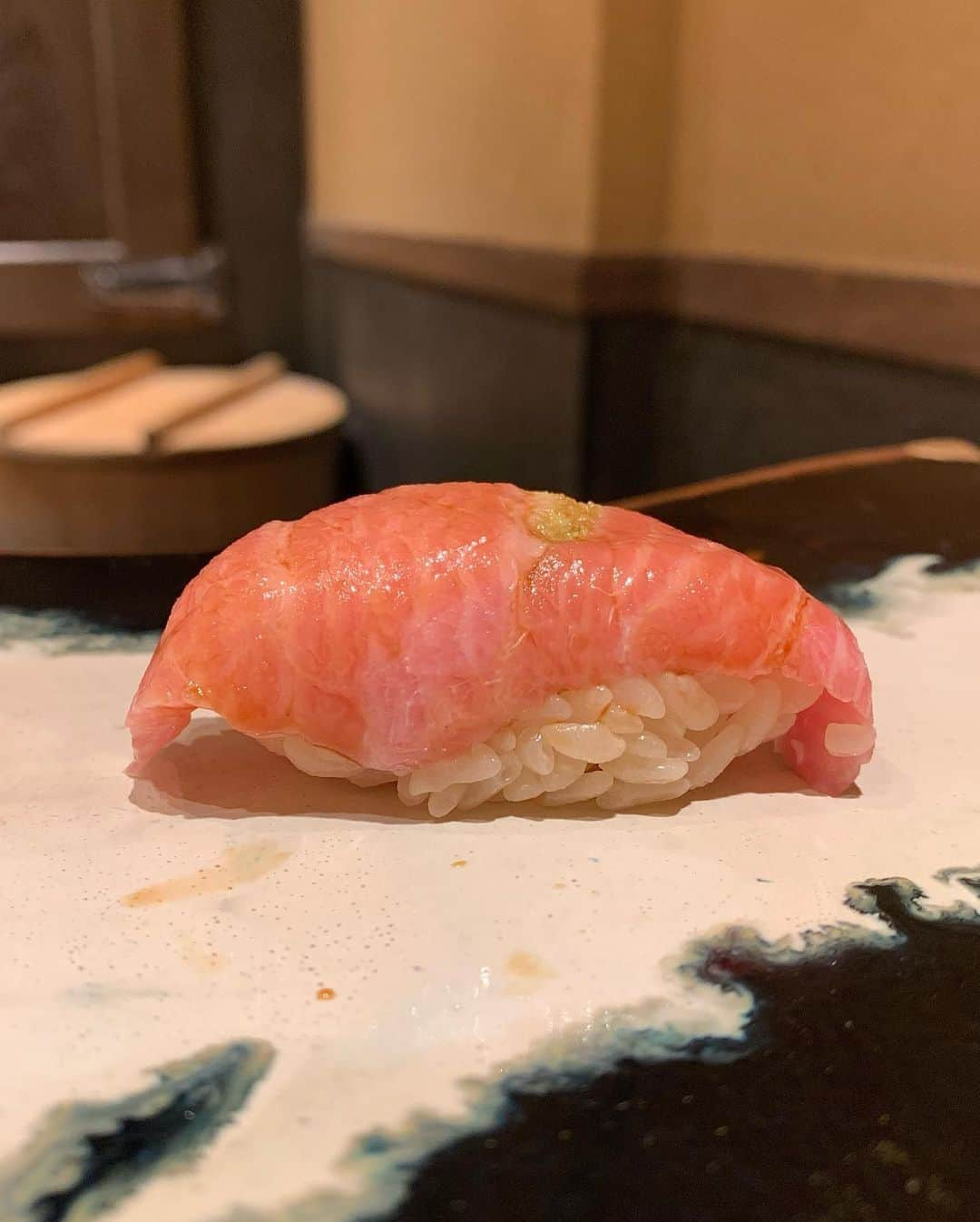 山崎みどりさんのインスタグラム写真 - (山崎みどりInstagram)「大好きなお鮨屋さん 鮨 龍次郎🍣  去年予約してやっと食べれる日が来たぁ🫠✨  ほんと 何食べても本当に美味しい..🥹✨  コーンの濃厚さがたまらない茶碗蒸しは丼ぶりいっぱい食べたい🌽♡  ウニはとろけるというよりも、 口に入れたらすぐに液体化するから ウニ100%お茶漬けみたいな感じ..🤤  かすご鯛はねっっとり濃厚で甘くて美味しい..♡  何もかも美味しくて もう幸せ♥️な時間でした✨  ご馳走様でした♡  ──────────────────────────  #鮨#龍次郎#鮨龍次郎#予約困難店 #予約困難#青山鮨#鮨#お鮨#美味しいご飯 #美味しいもの好きな人と繋がりたい #美味しい鮨#sushi#鮨スタグラム #鮨好き #お鮨#sushilovers  #東京グルメ#東京鮨#江戸前鮨#🍣#最高に美味しい」6月18日 11時47分 - midori_yamasaki_